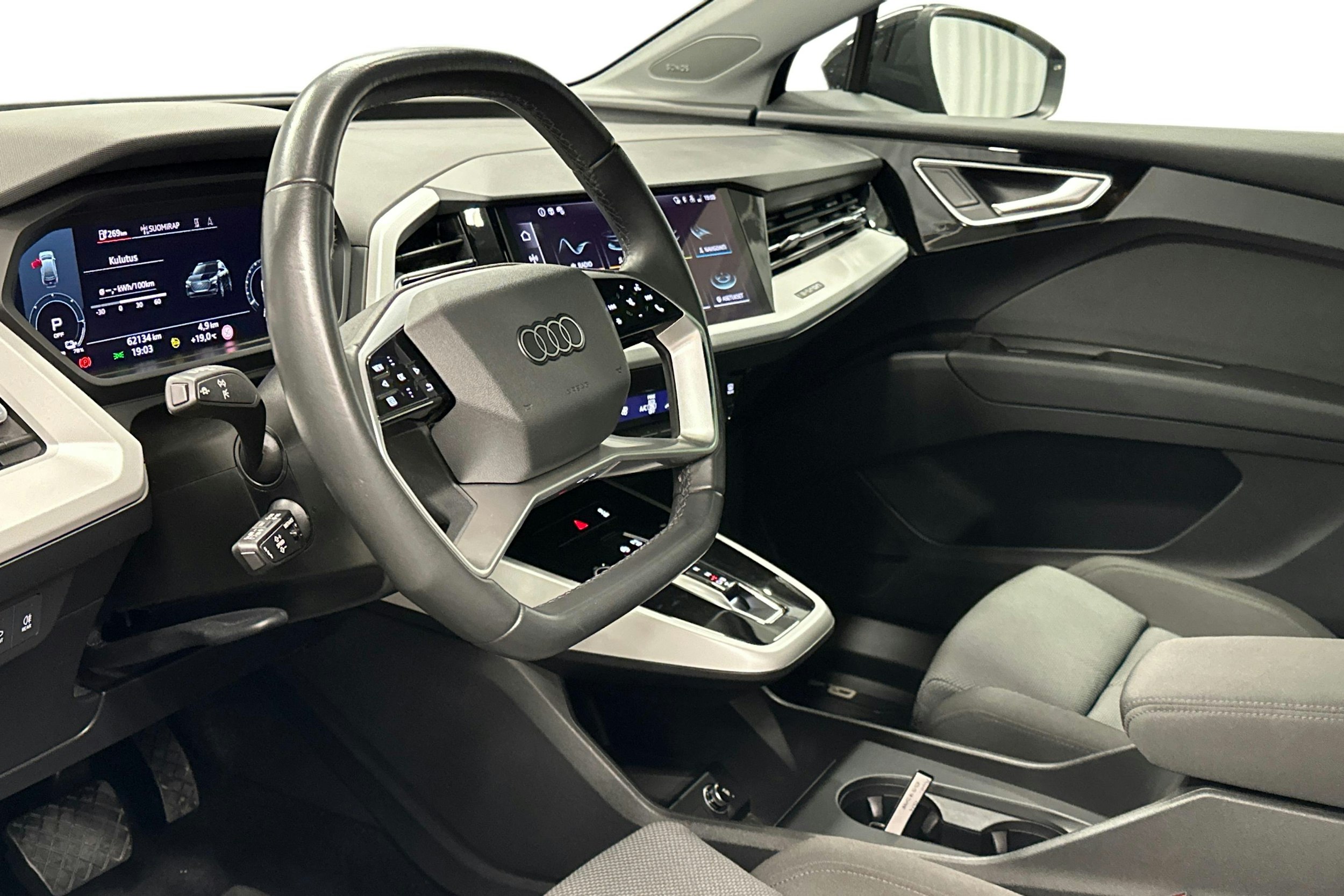 musta Audi Q4 e-tron 2022 kuva 7.
