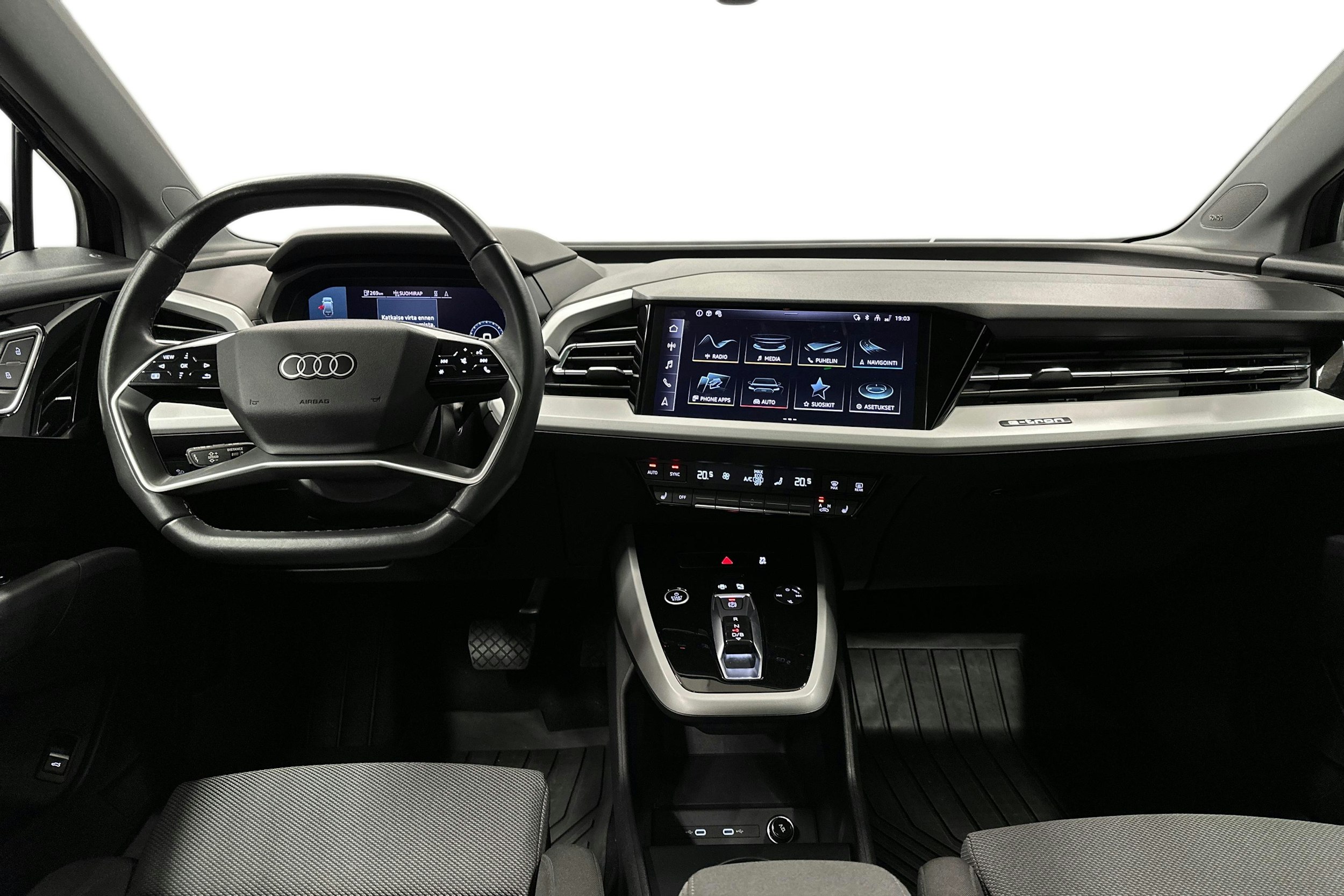 musta Audi Q4 e-tron 2022 kuva 9.