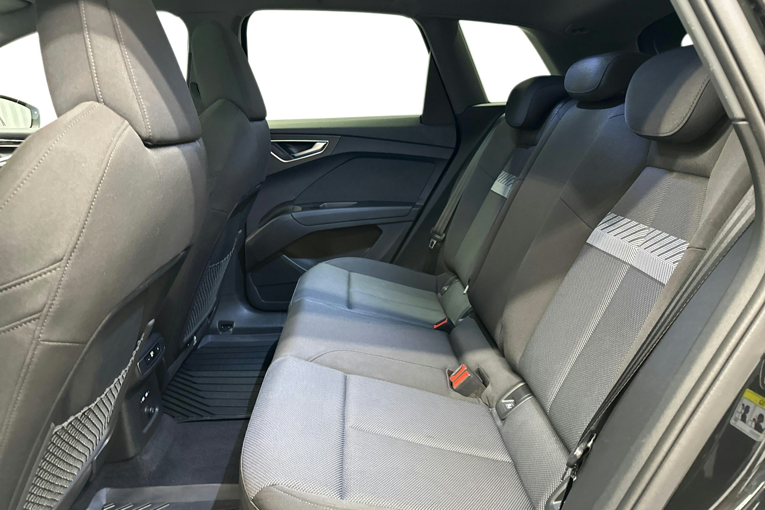 musta Audi Q4 e-tron 2022 kuva 10.
