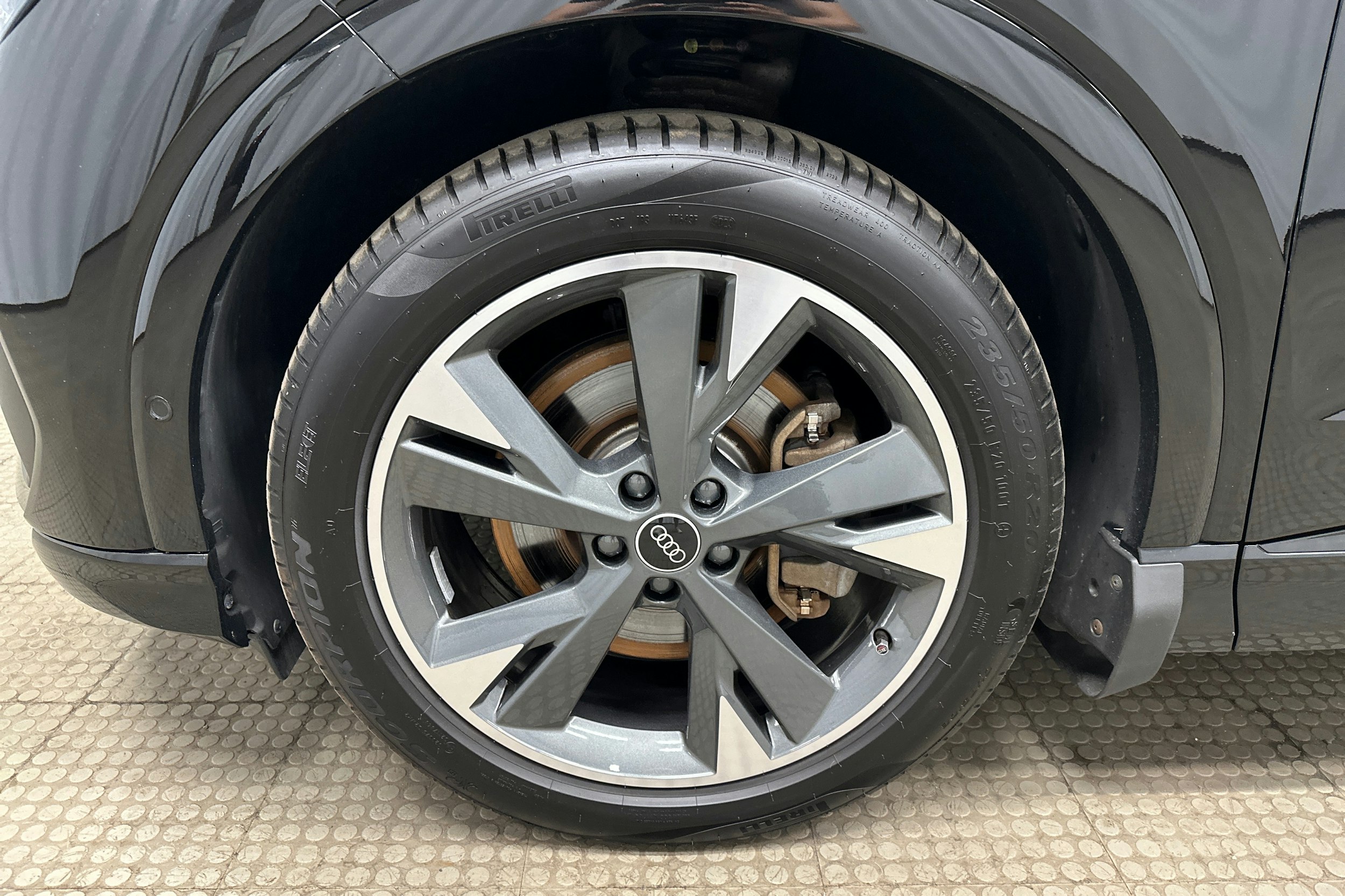 musta Audi Q4 e-tron 2022 kuva 13.