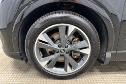 musta Audi Q4 e-tron 2022 kuva 13.