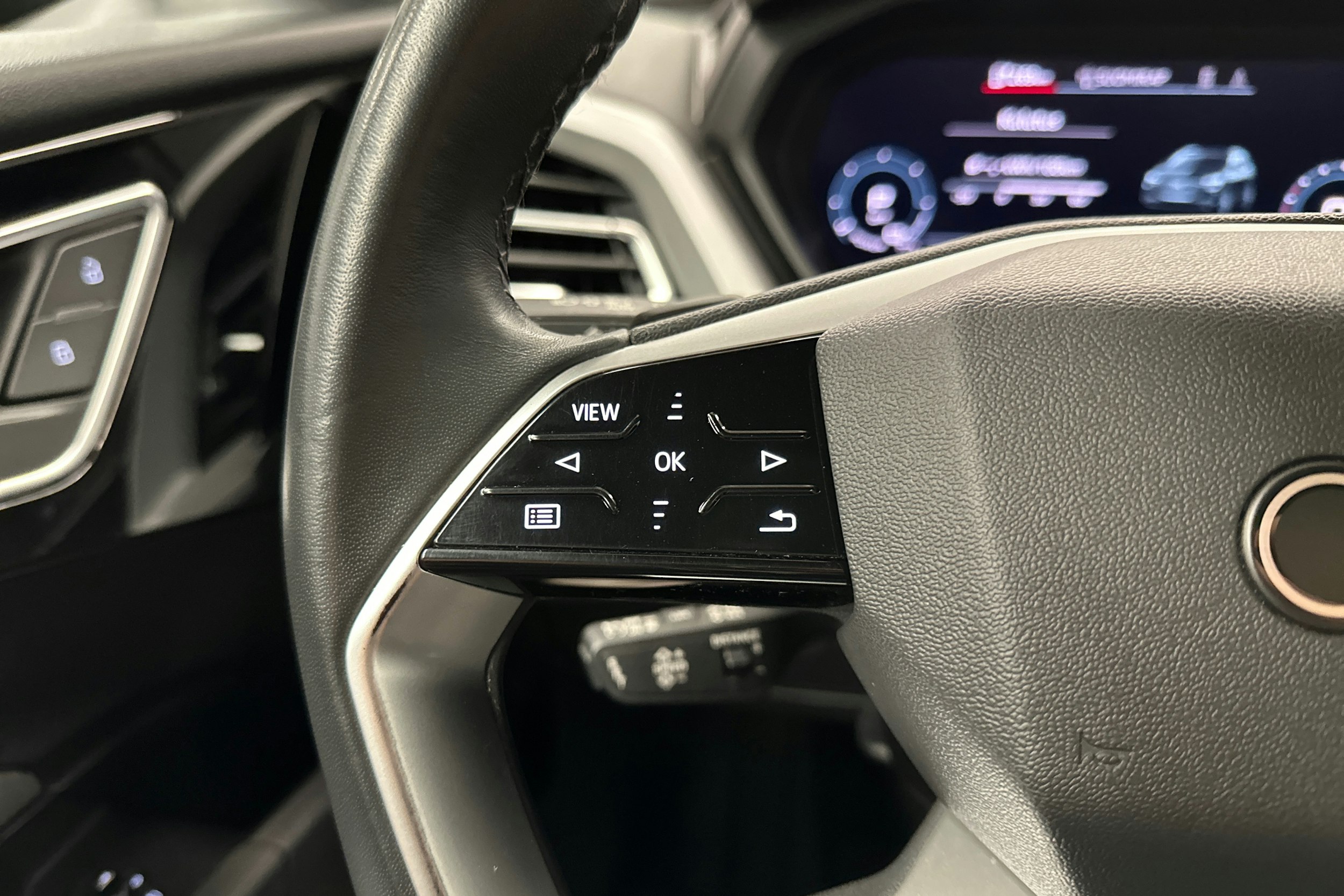 musta Audi Q4 e-tron 2022 kuva 14.
