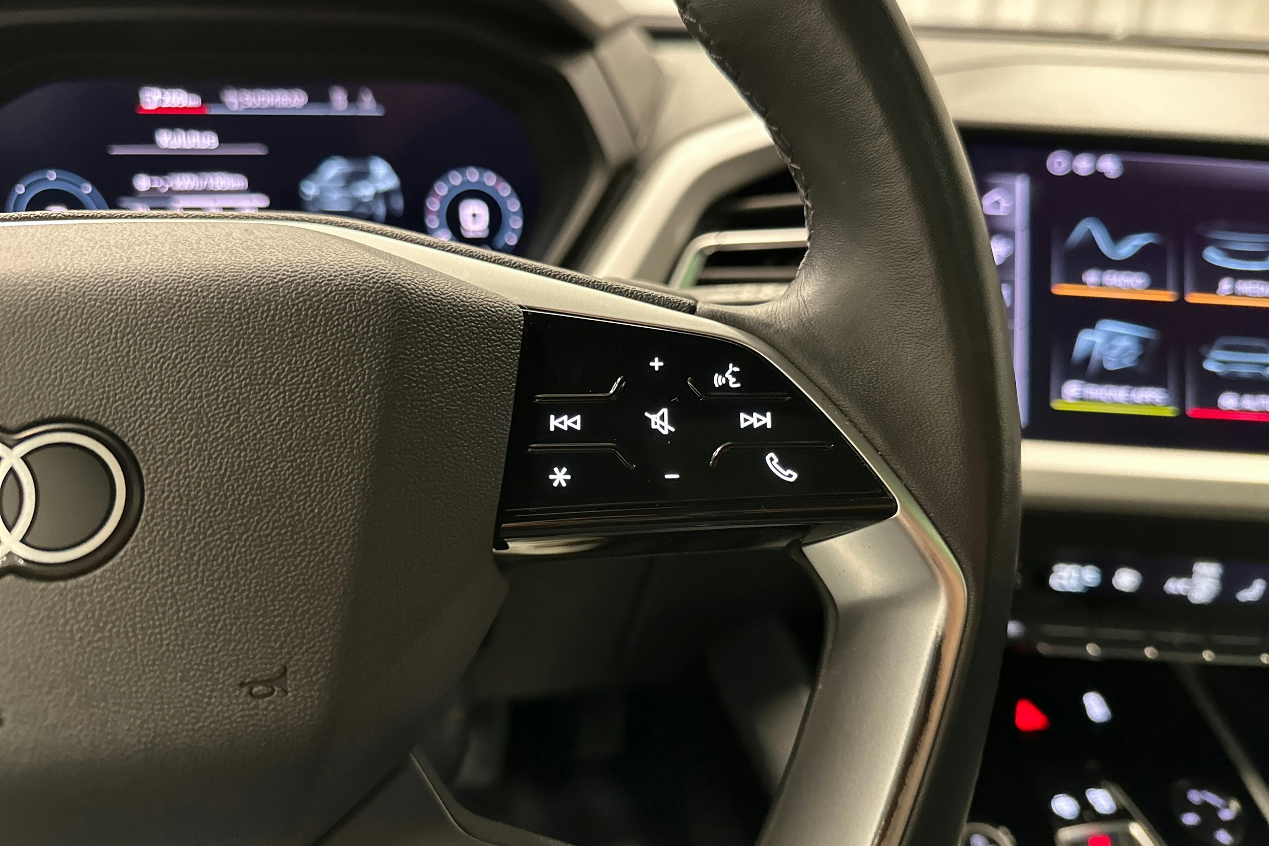 musta Audi Q4 e-tron 2022 kuva 15.