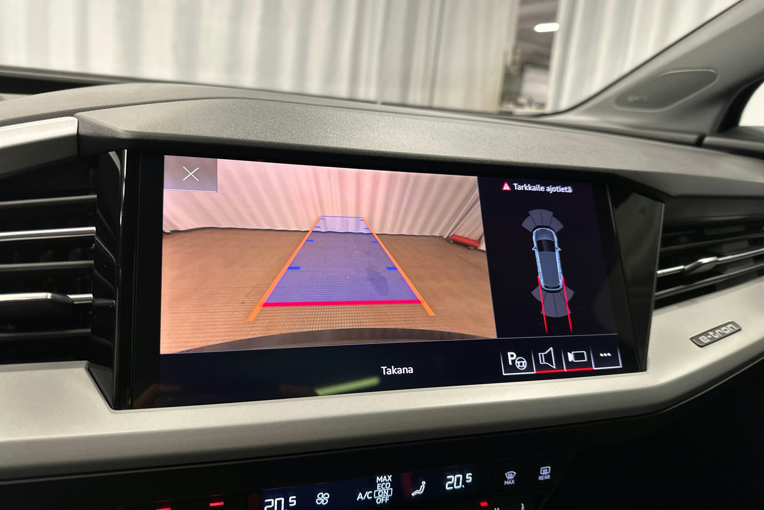 musta Audi Q4 e-tron 2022 kuva 20.