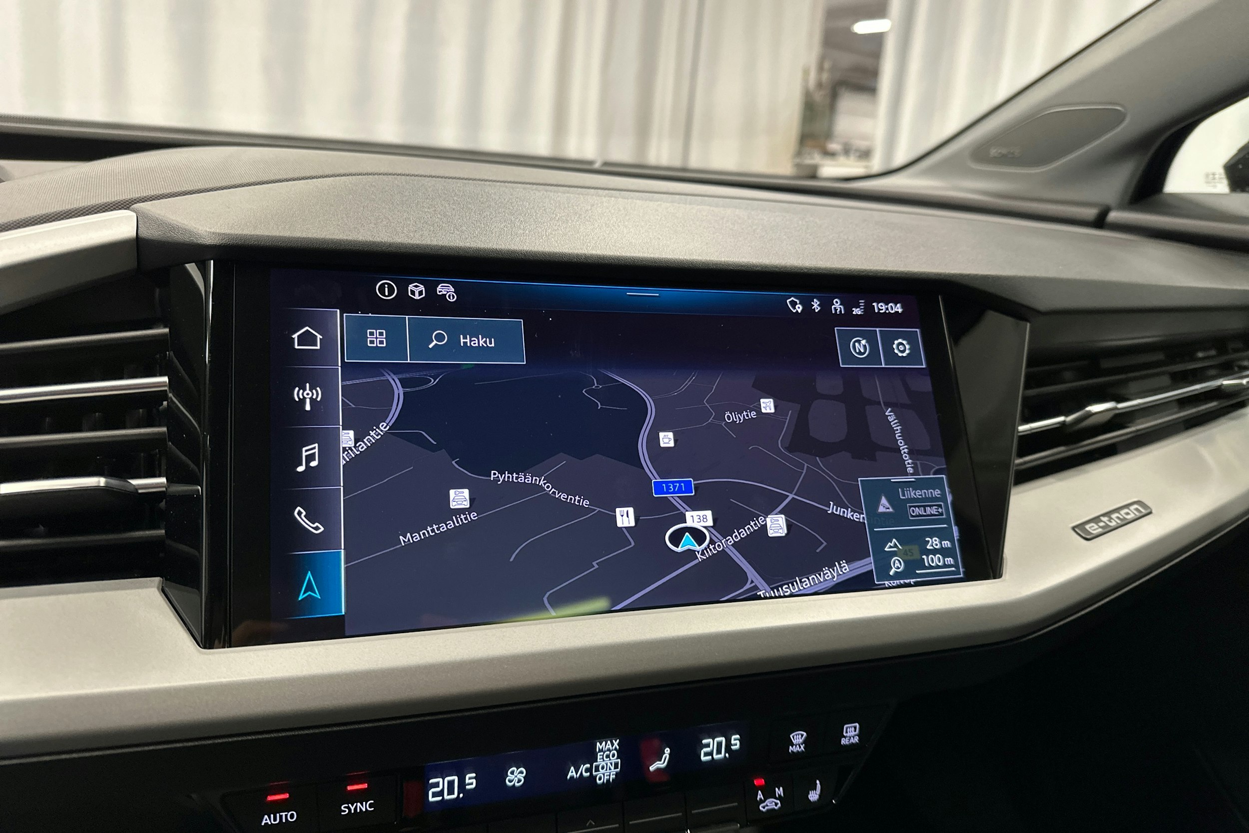 musta Audi Q4 e-tron 2022 kuva 21.