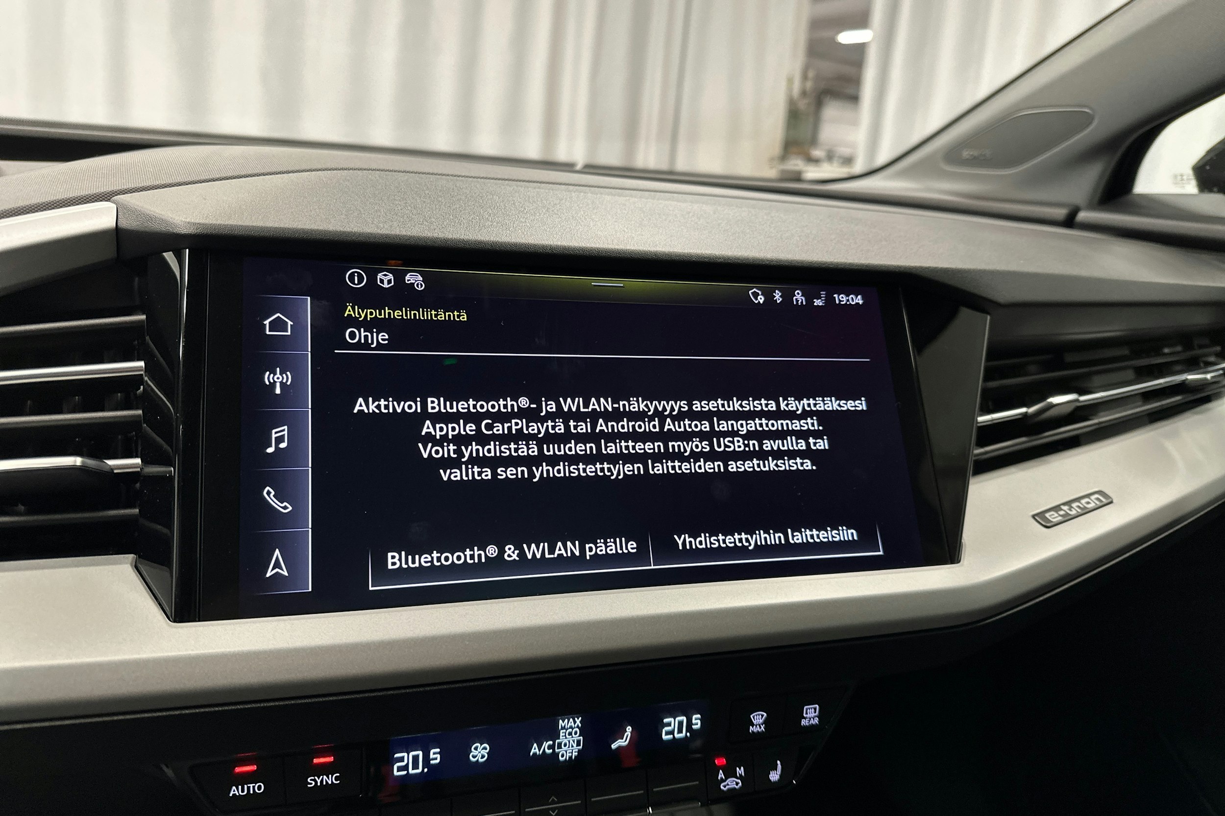 musta Audi Q4 e-tron 2022 kuva 22.