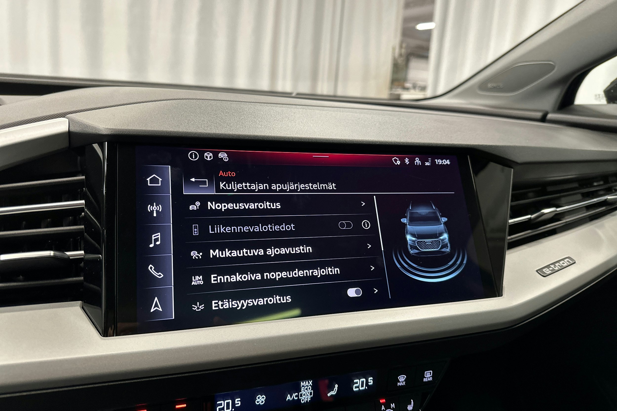 musta Audi Q4 e-tron 2022 kuva 24.
