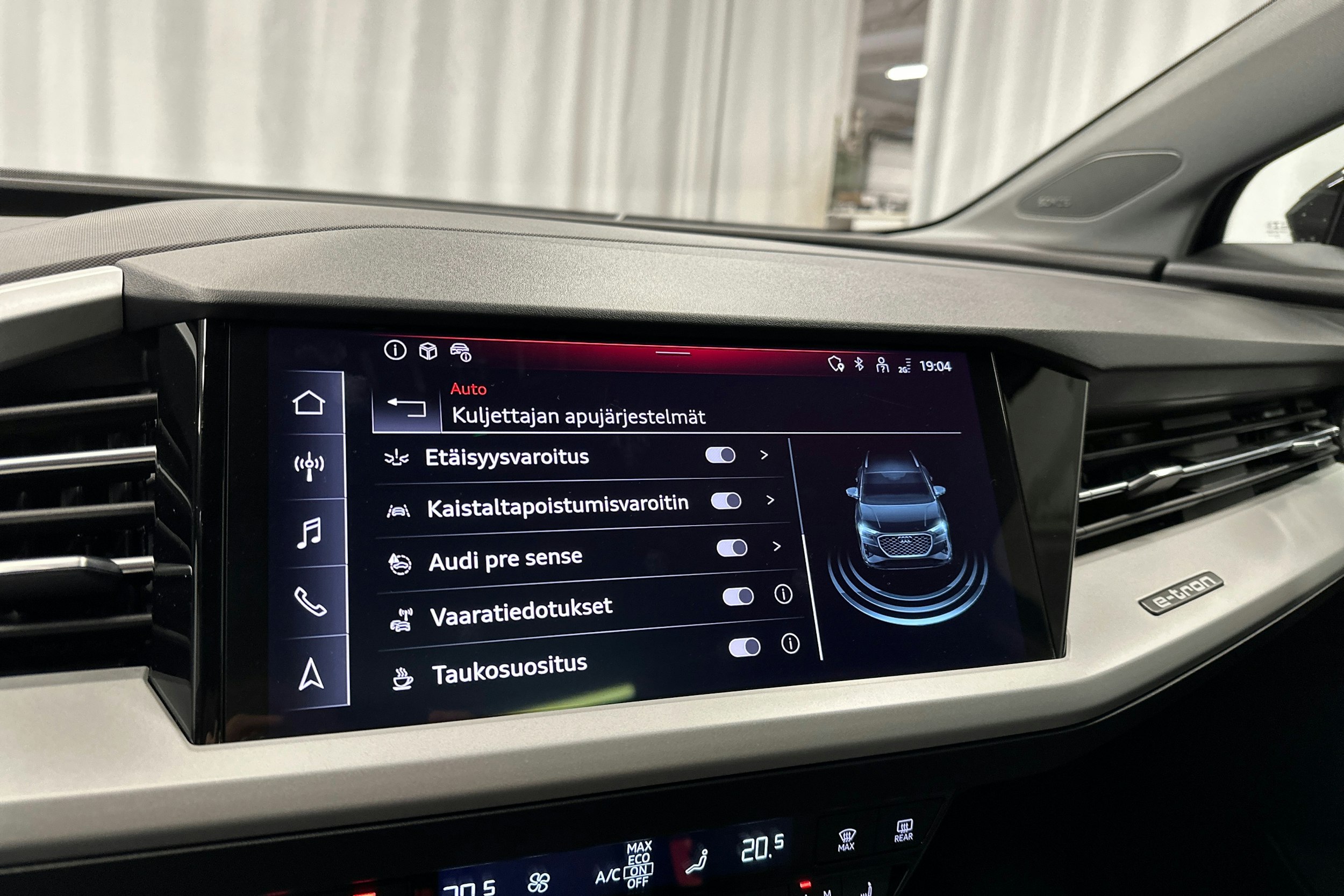 musta Audi Q4 e-tron 2022 kuva 25.