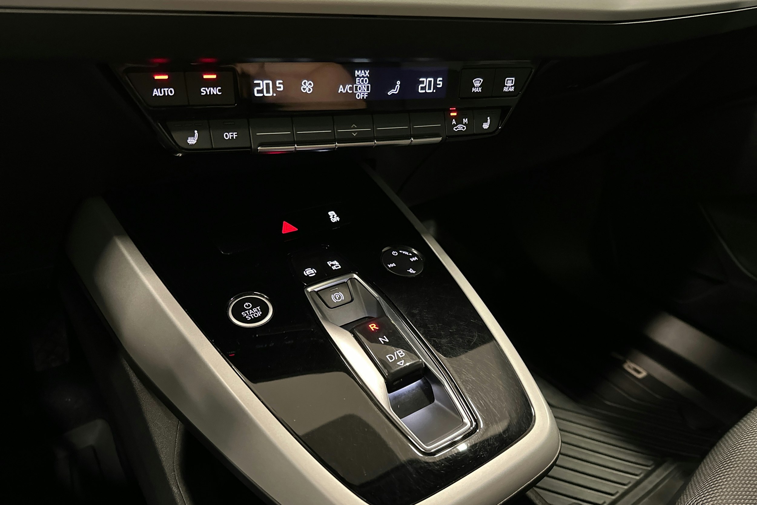 musta Audi Q4 e-tron 2022 kuva 26.