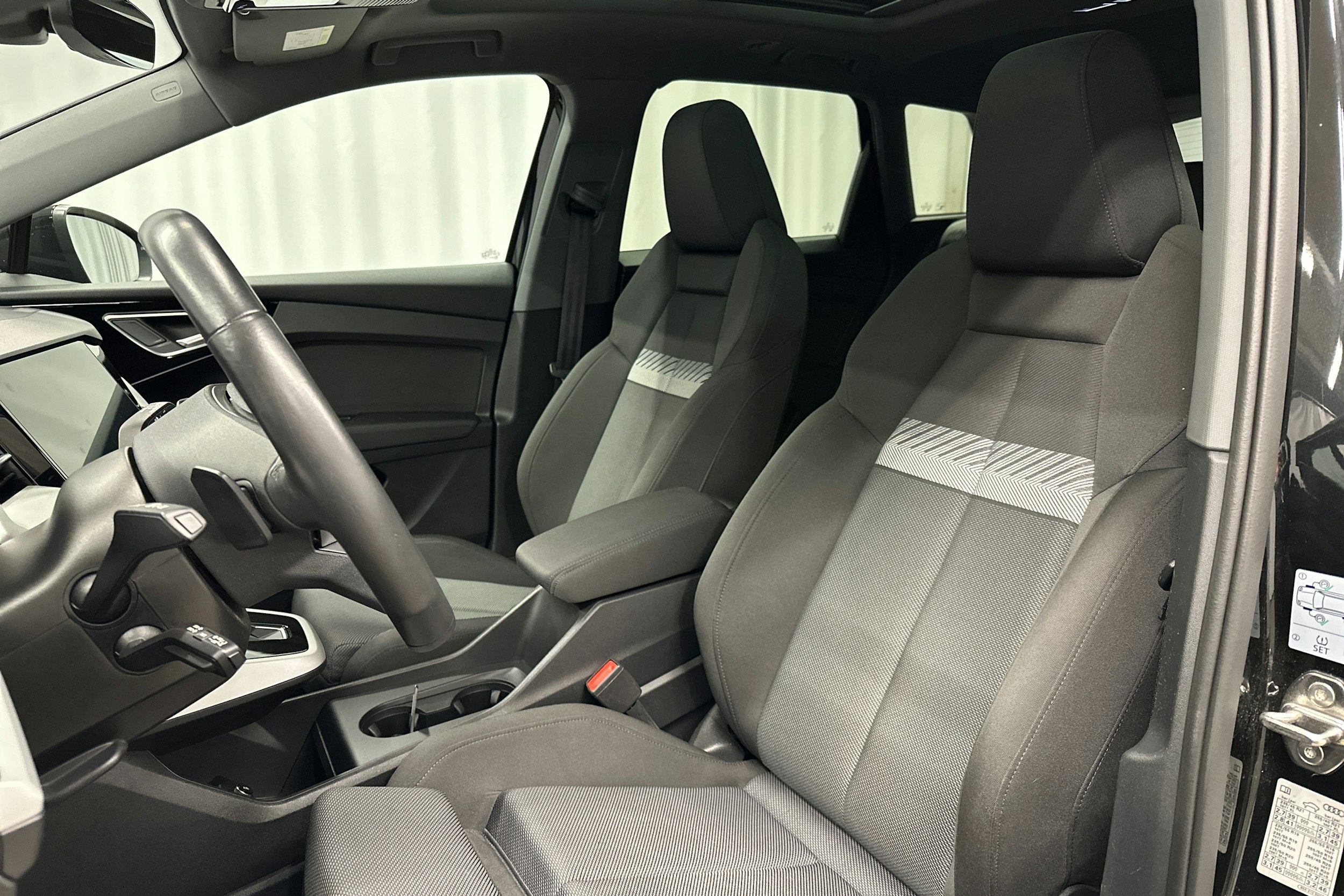 musta Audi Q4 e-tron 2022 kuva 28.