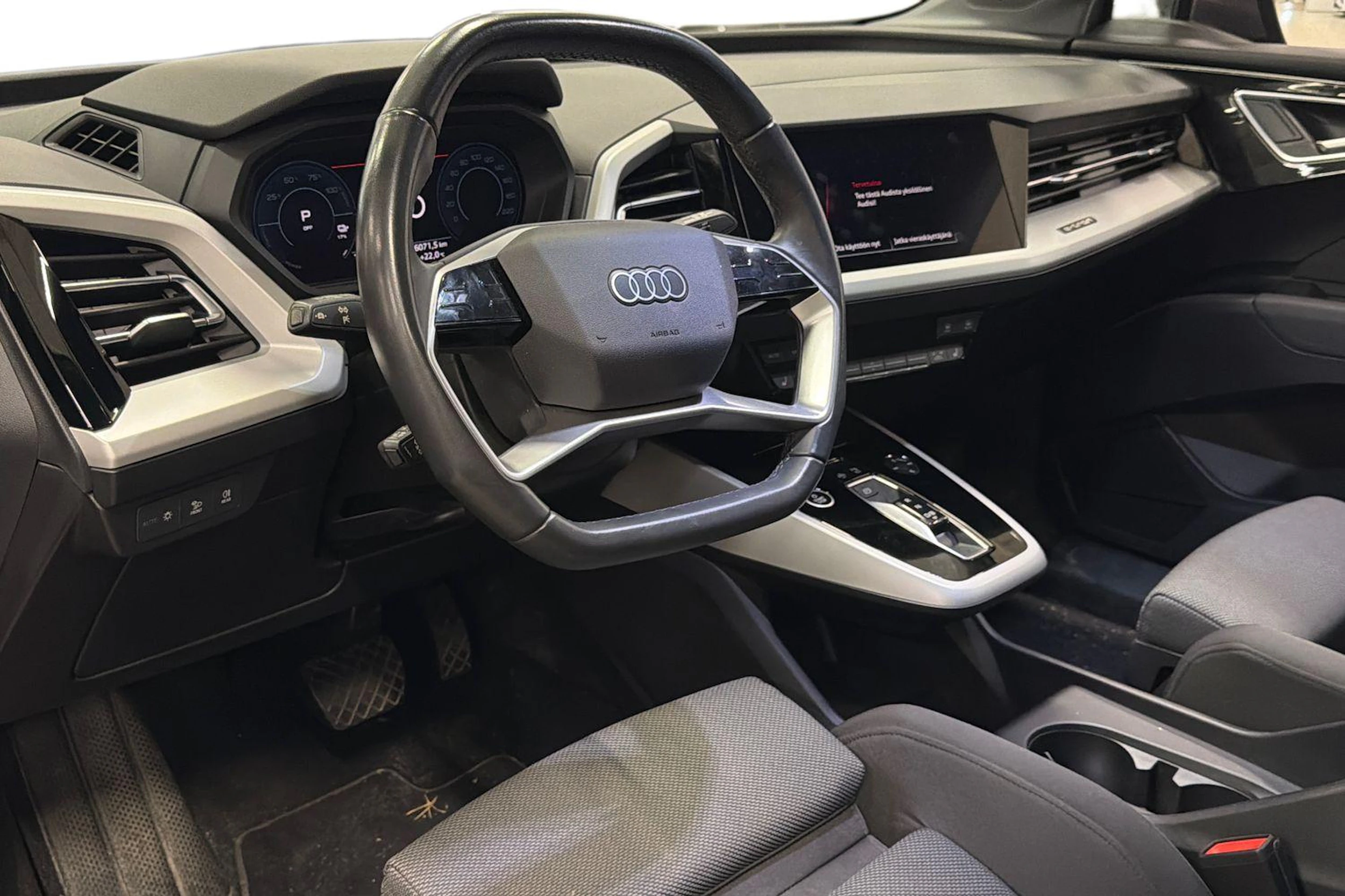 harmaa Audi Q4 e-tron 2022 kuva 3.