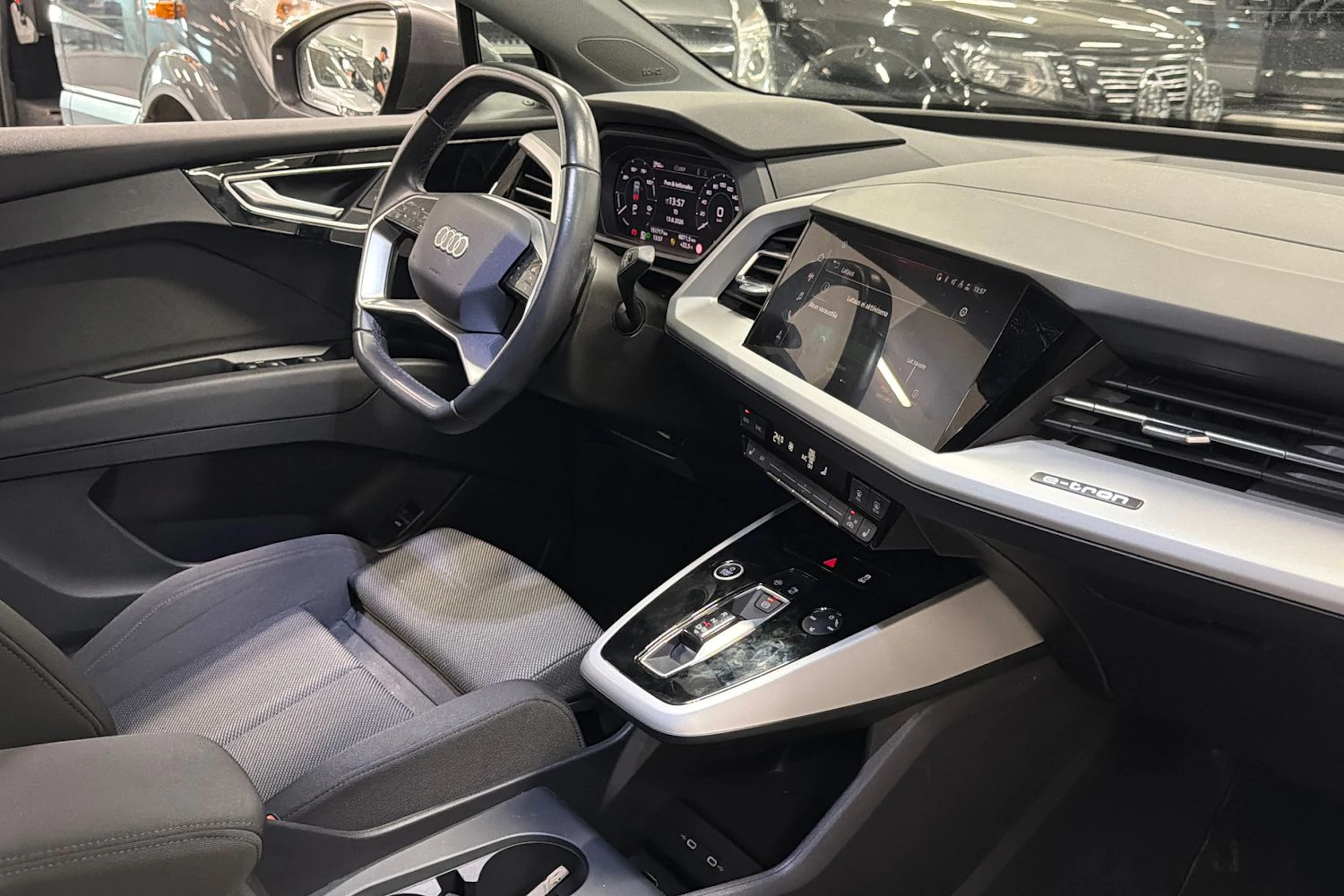 harmaa Audi Q4 e-tron 2022 kuva 6.