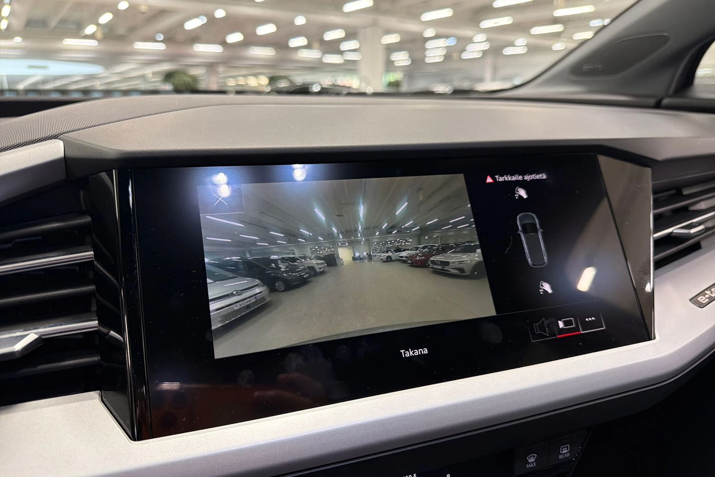 harmaa Audi Q4 e-tron 2022 kuva 9.