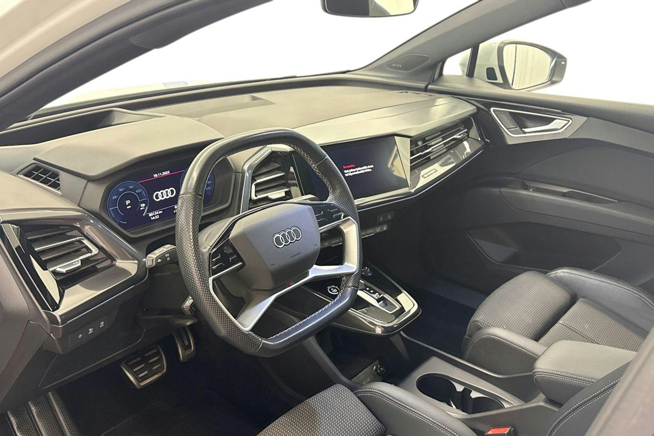 met. valkoinen Audi Q4 e-tron 2022 kuva 6.