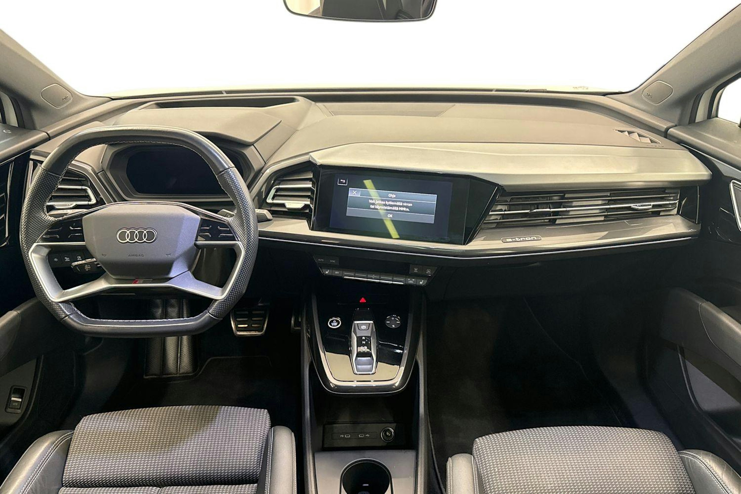met. valkoinen Audi Q4 e-tron 2022 kuva 7.