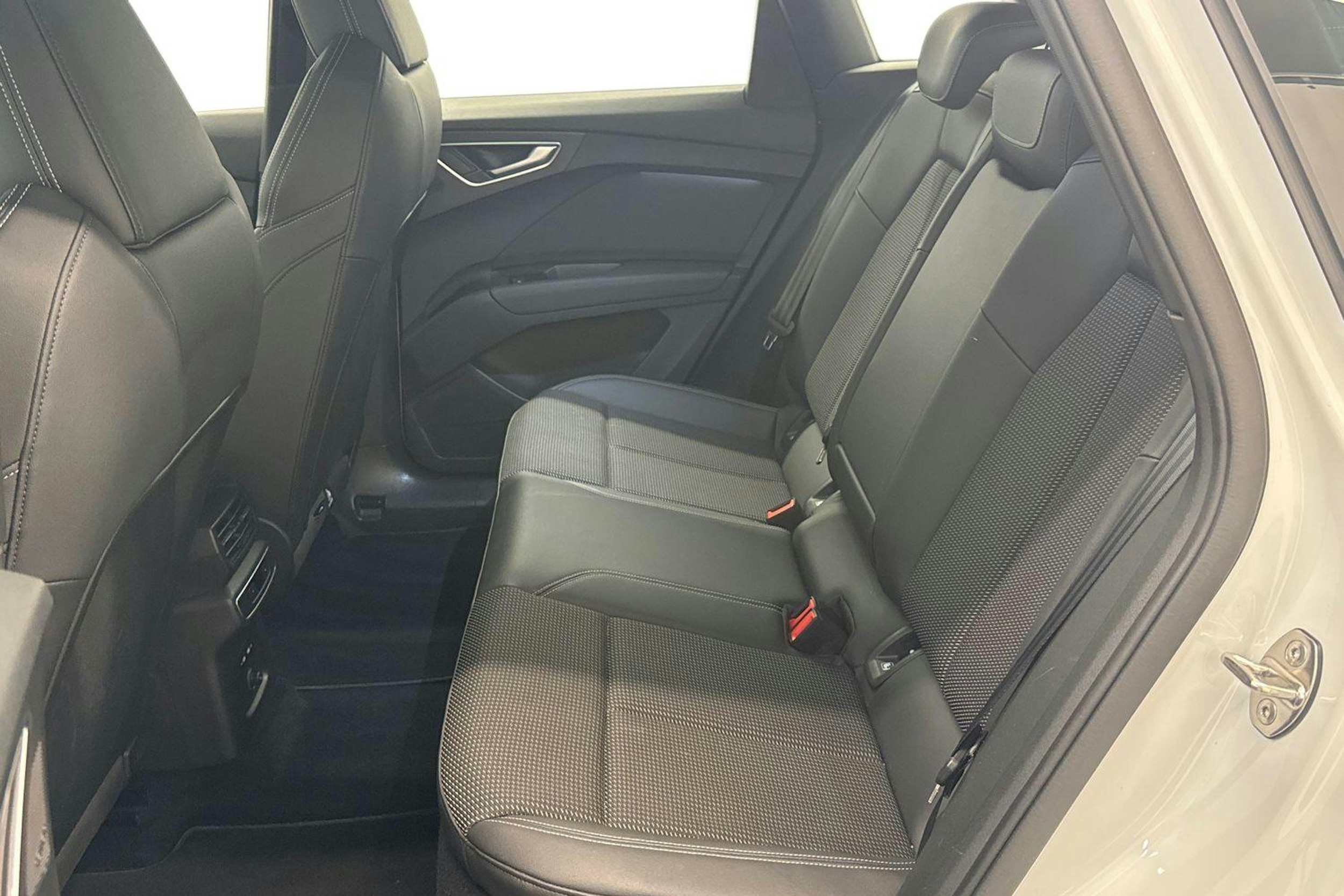 met. valkoinen Audi Q4 e-tron 2022 kuva 8.