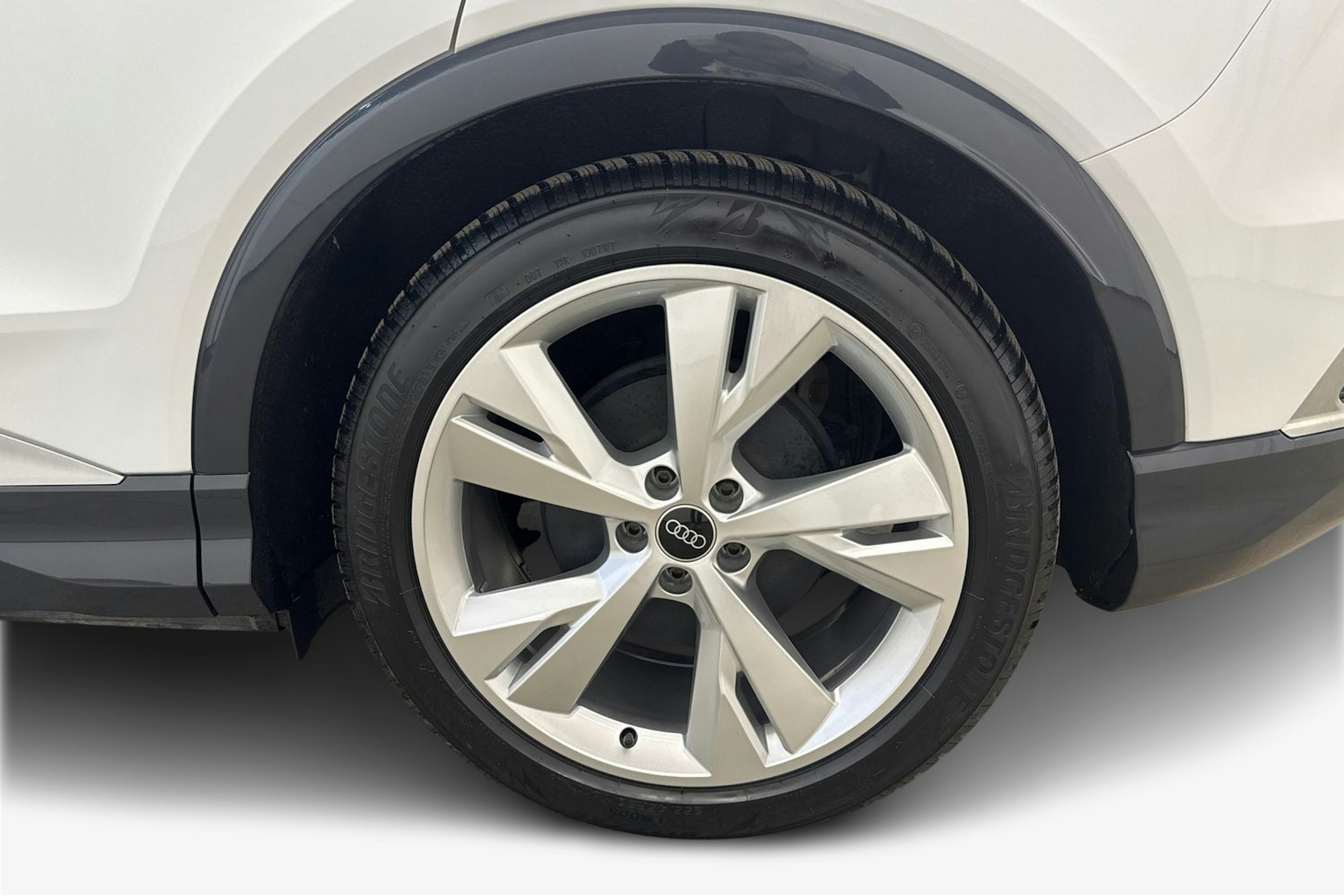 met. valkoinen Audi Q4 e-tron 2022 kuva 9.