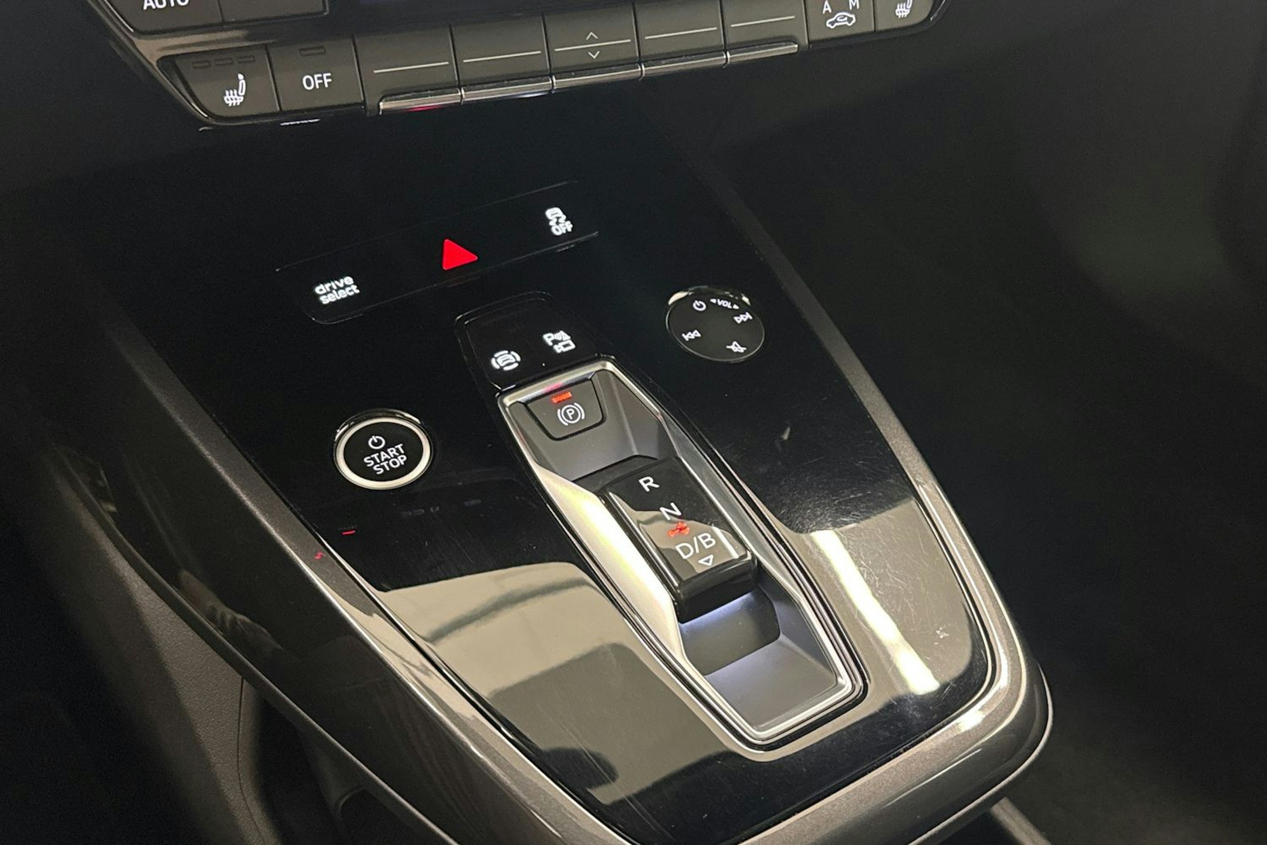 met. valkoinen Audi Q4 e-tron 2022 kuva 13.