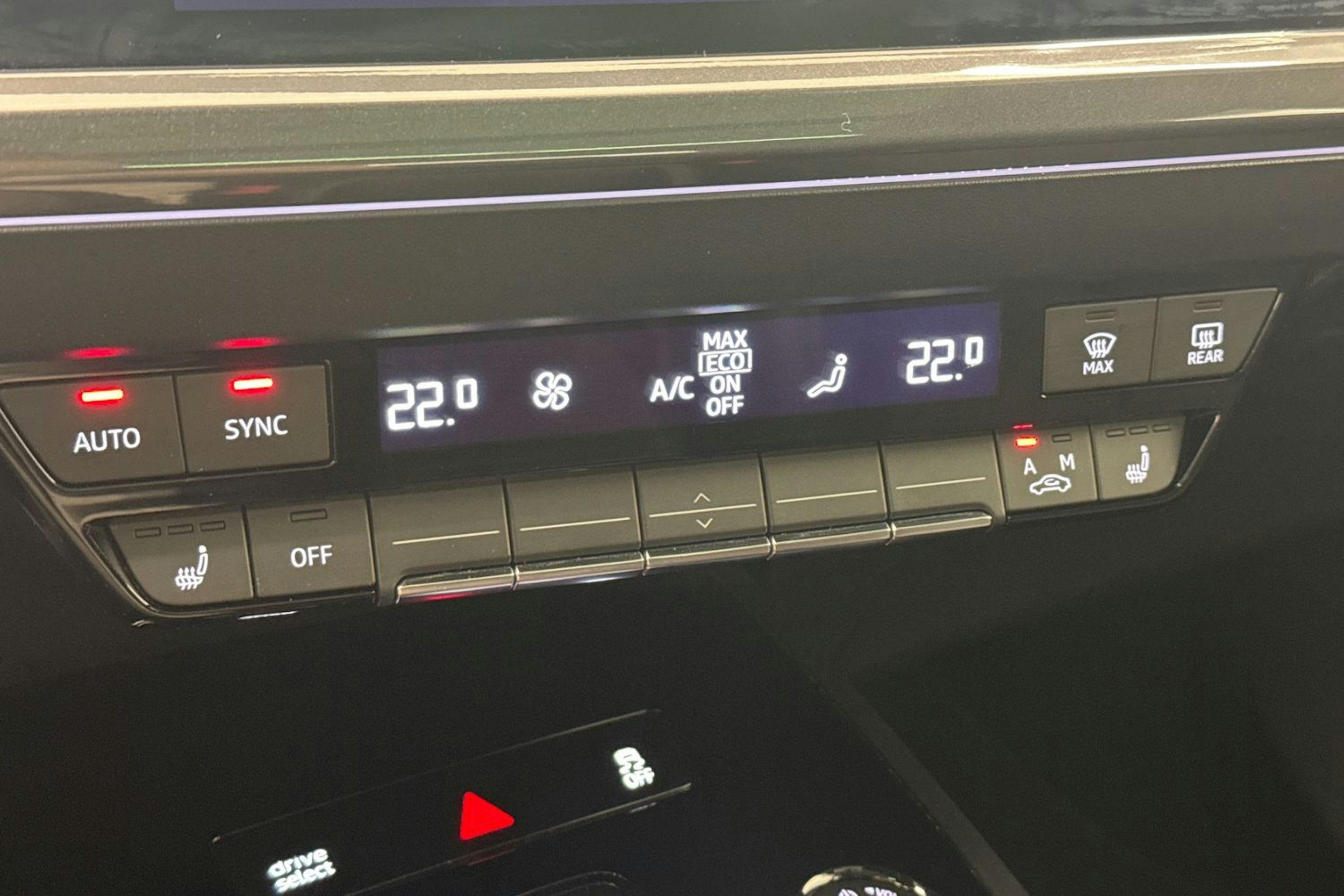 met. valkoinen Audi Q4 e-tron 2022 kuva 14.