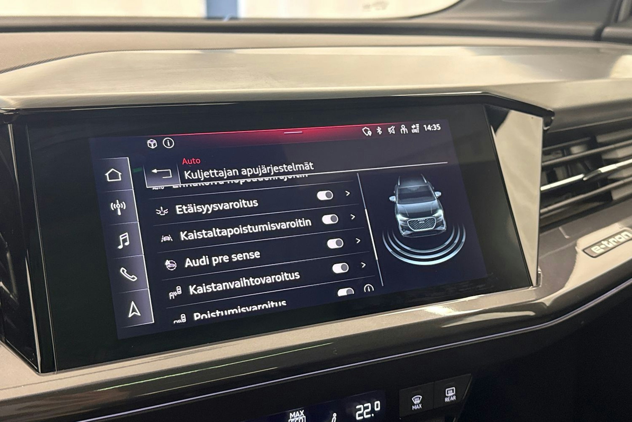 met. valkoinen Audi Q4 e-tron 2022 kuva 15.