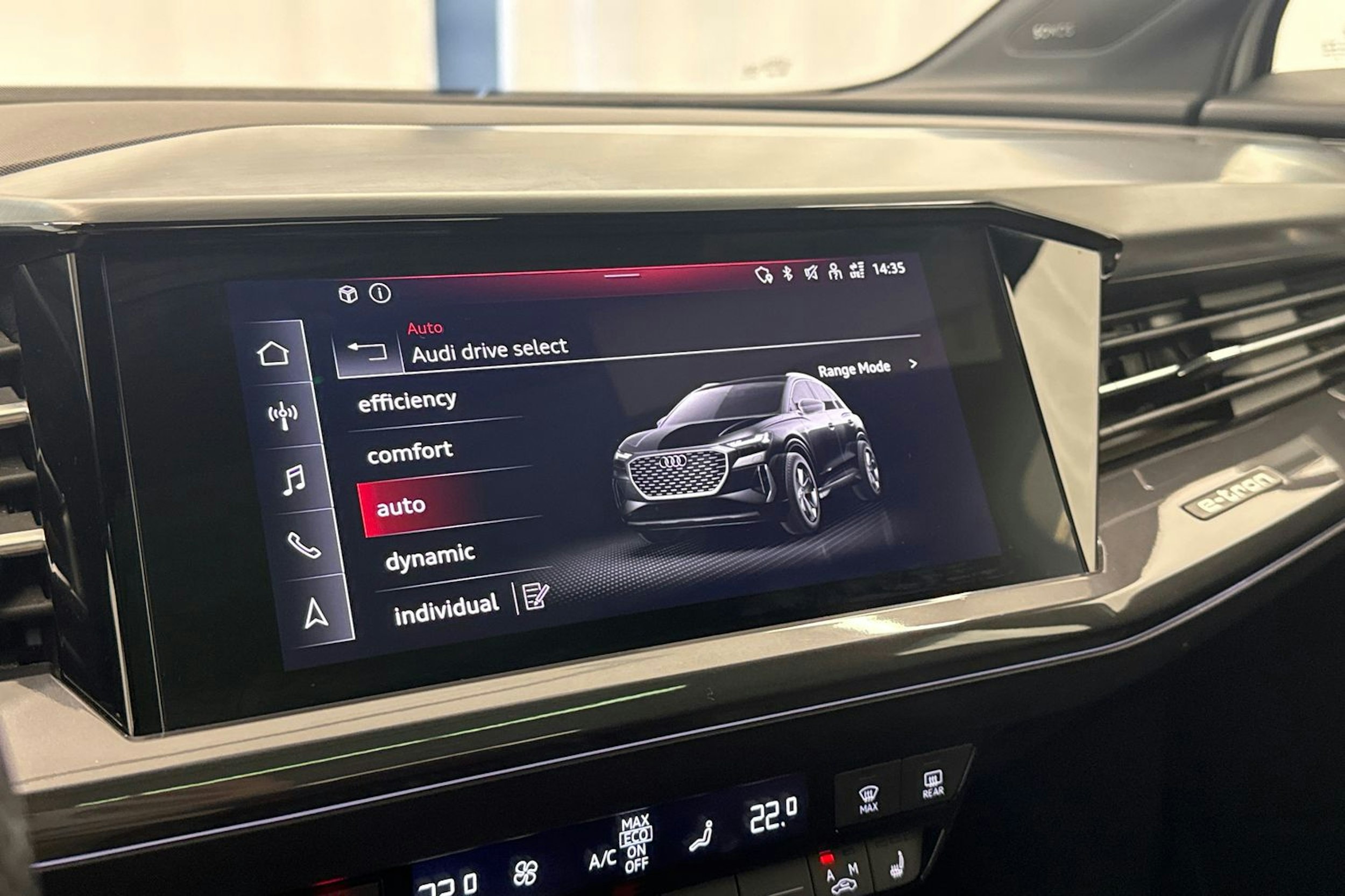 met. valkoinen Audi Q4 e-tron 2022 kuva 16.