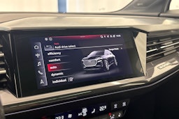 met. valkoinen Audi Q4 e-tron 2022 kuva 16.