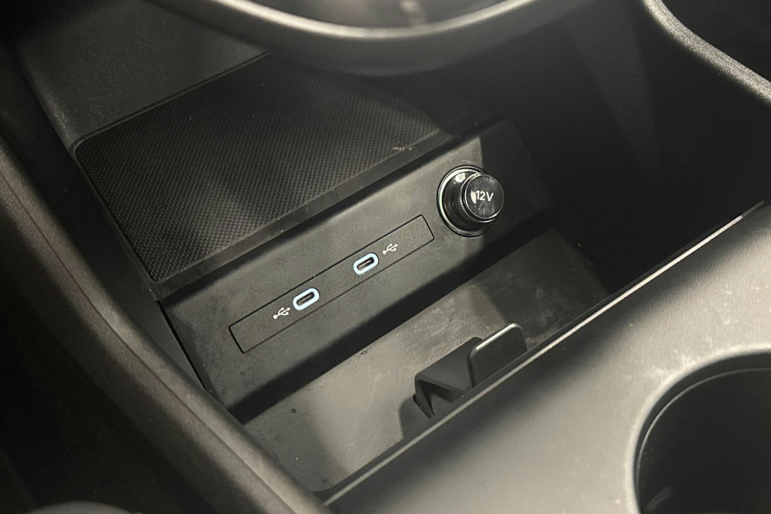 met. valkoinen Audi Q4 e-tron 2022 kuva 18.