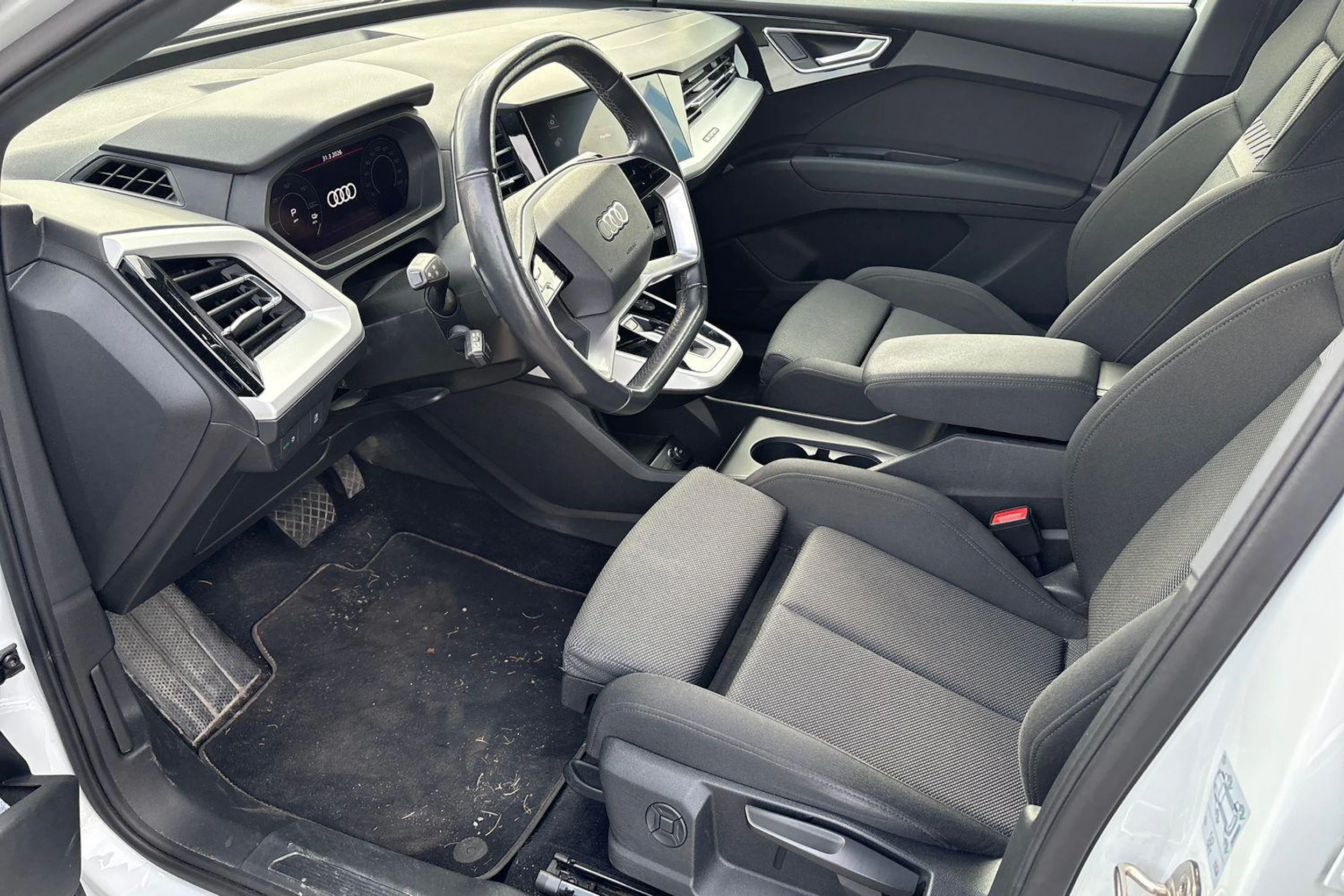 valkoinen Audi Q4 e-tron 2022 kuva 3.