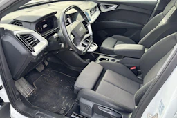 valkoinen Audi Q4 e-tron 2022 kuva 3.