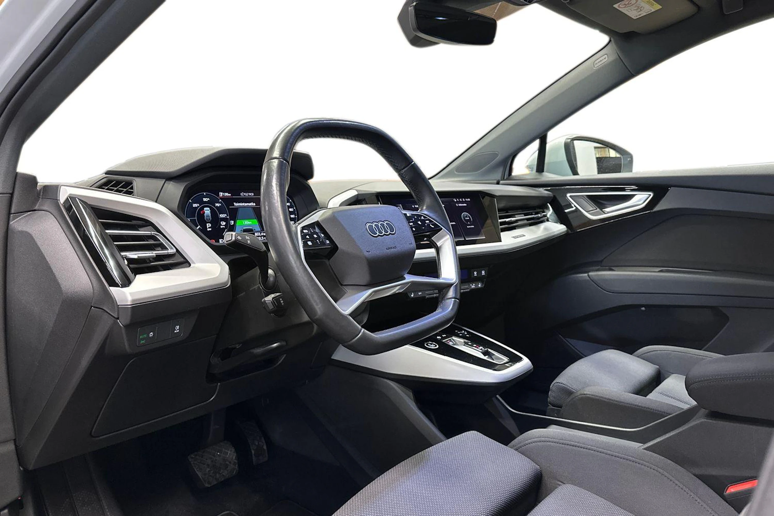 valkoinen Audi Q4 e-tron 2022 kuva 6.