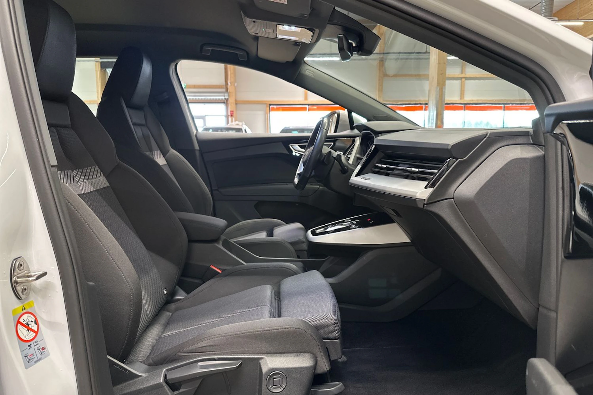 valkoinen Audi Q4 e-tron 2022 kuva 11.