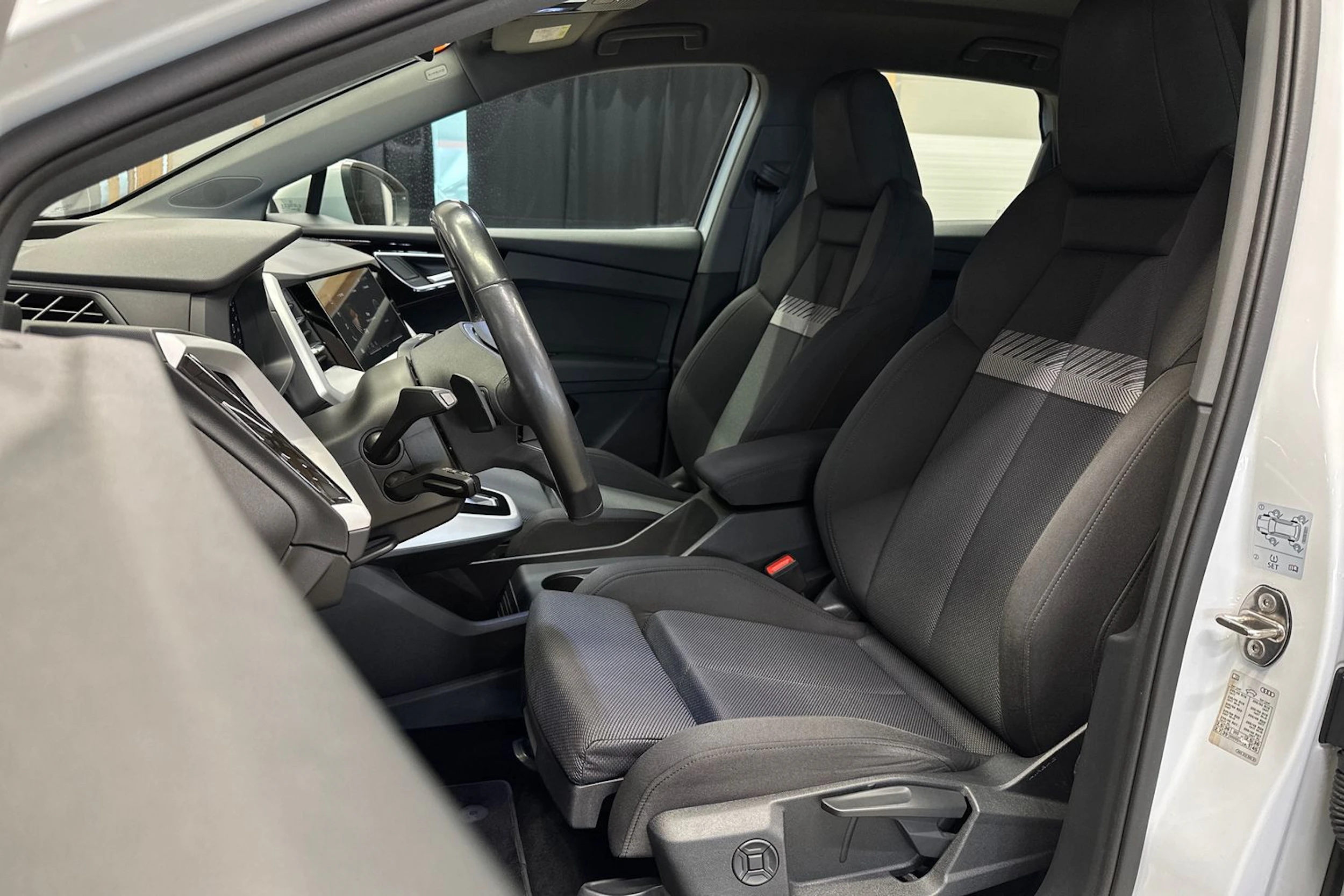 valkoinen Audi Q4 e-tron 2022 kuva 12.