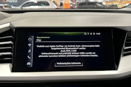 valkoinen Audi Q4 e-tron 2022 kuva 13.