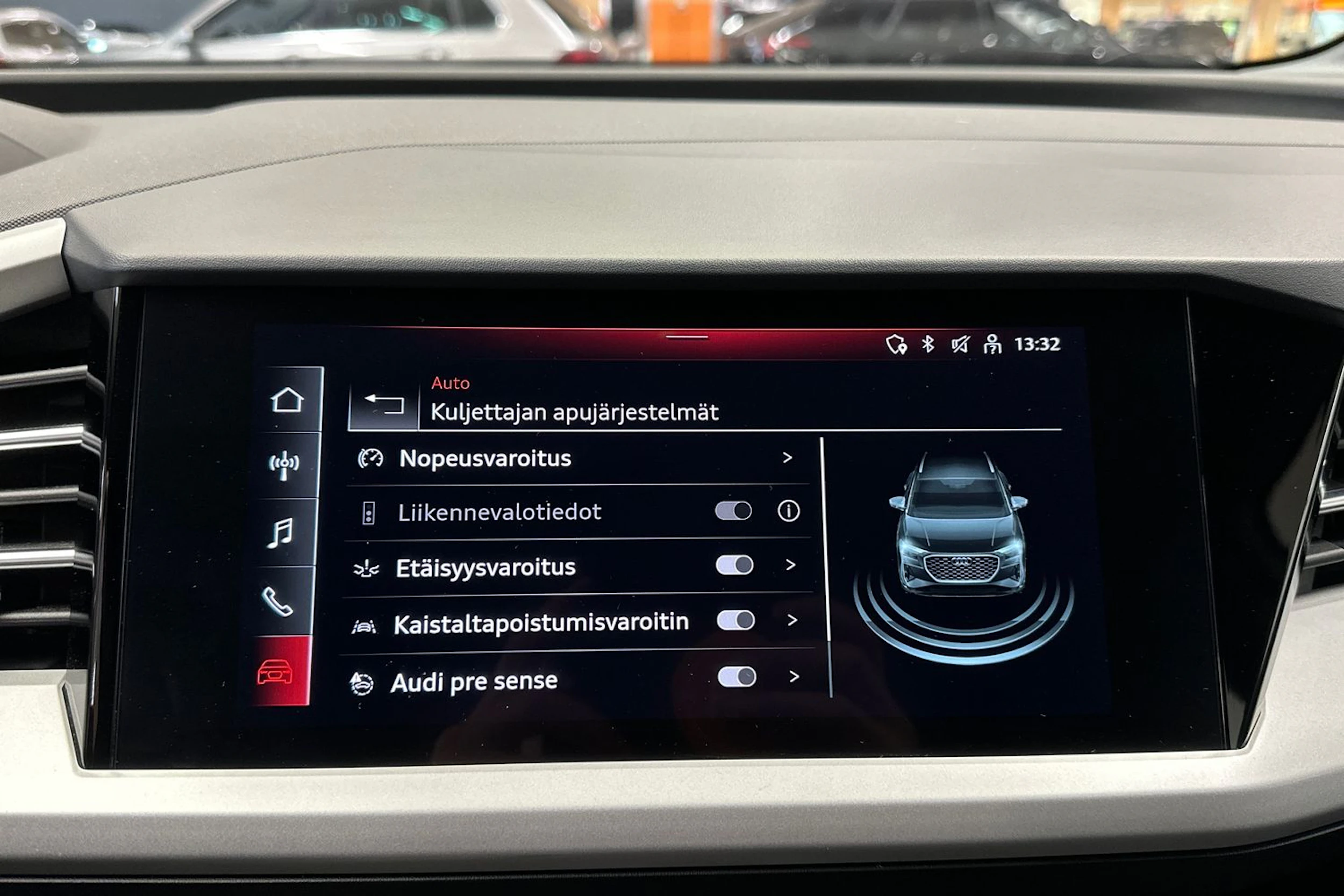 valkoinen Audi Q4 e-tron 2022 kuva 15.