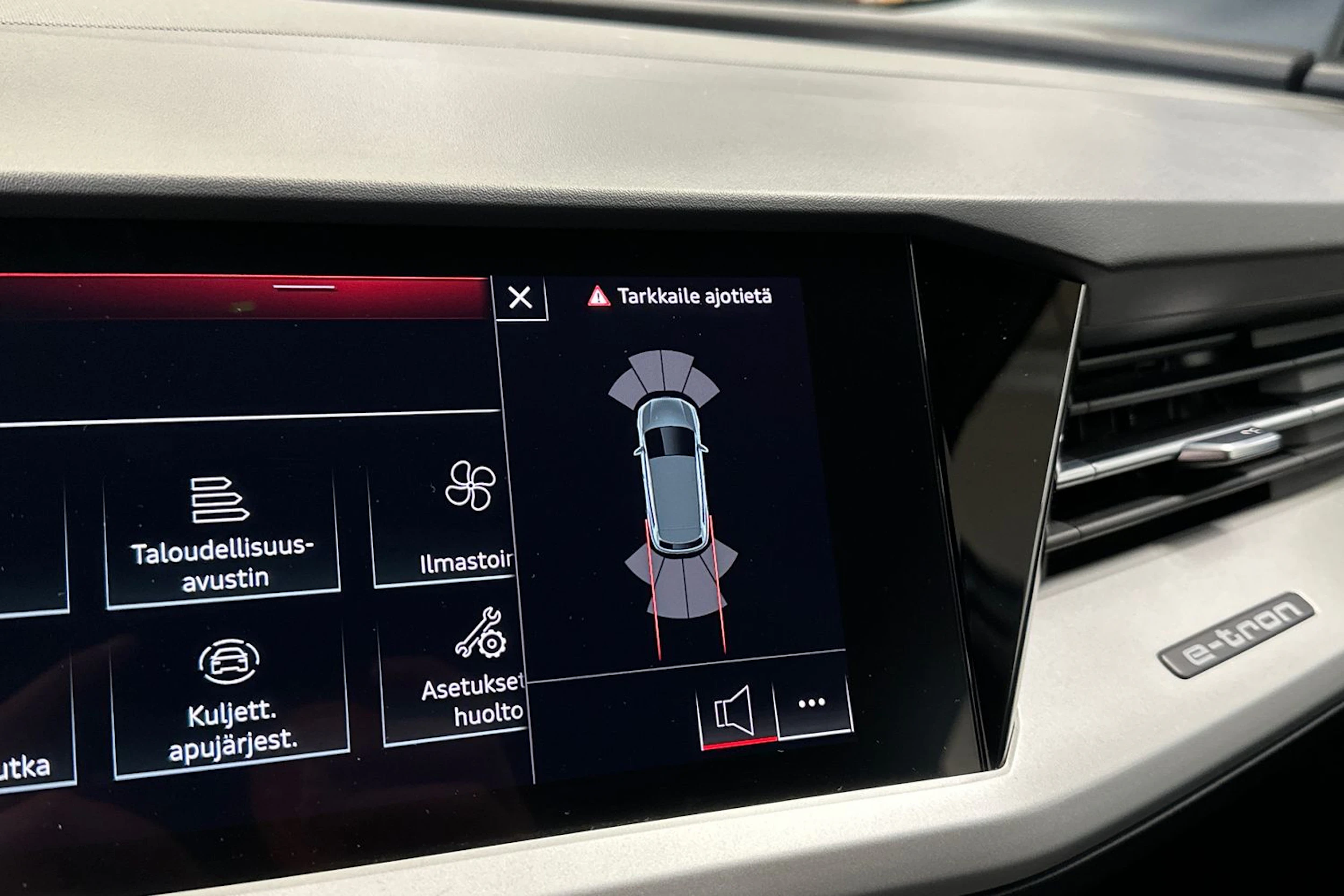 valkoinen Audi Q4 e-tron 2022 kuva 16.