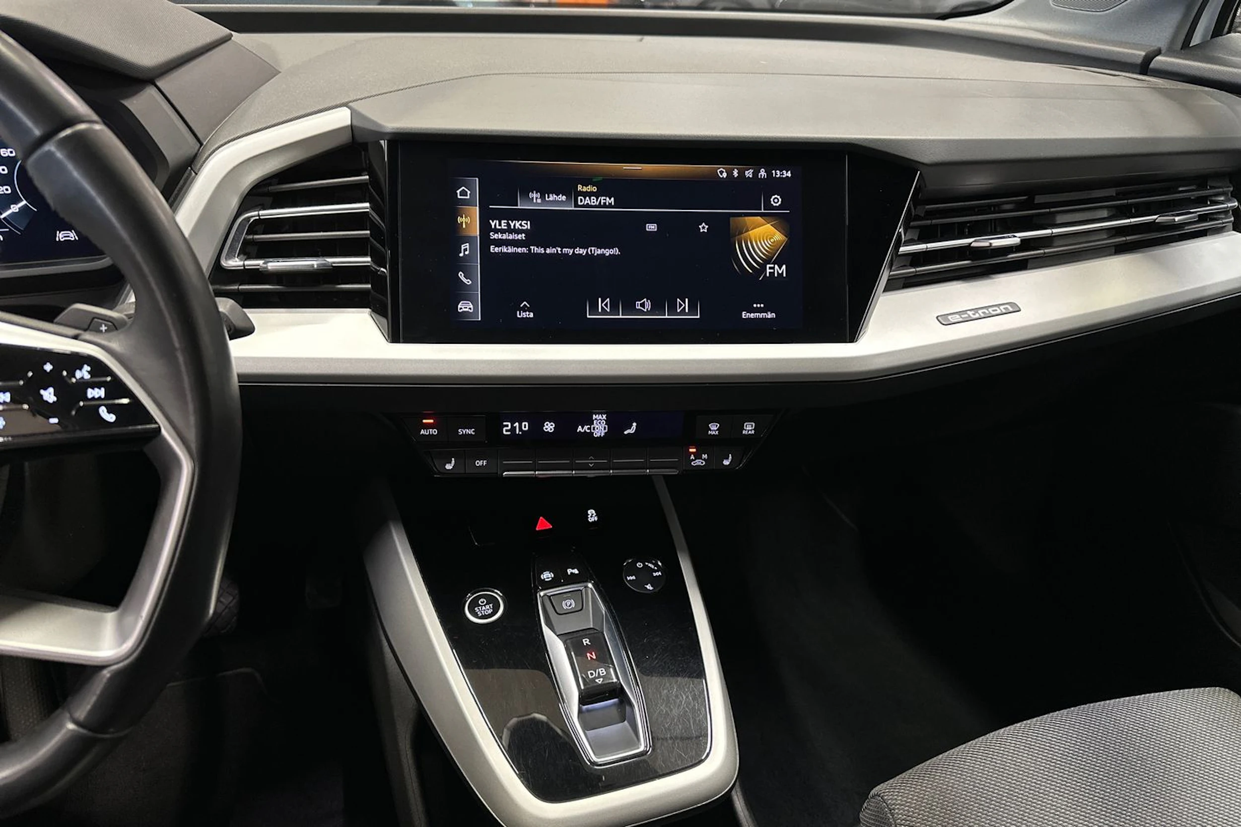 valkoinen Audi Q4 e-tron 2022 kuva 17.