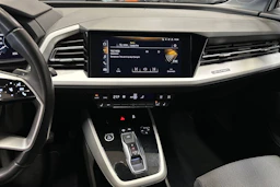 valkoinen Audi Q4 e-tron 2022 kuva 17.