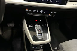 valkoinen Audi Q4 e-tron 2022 kuva 18.