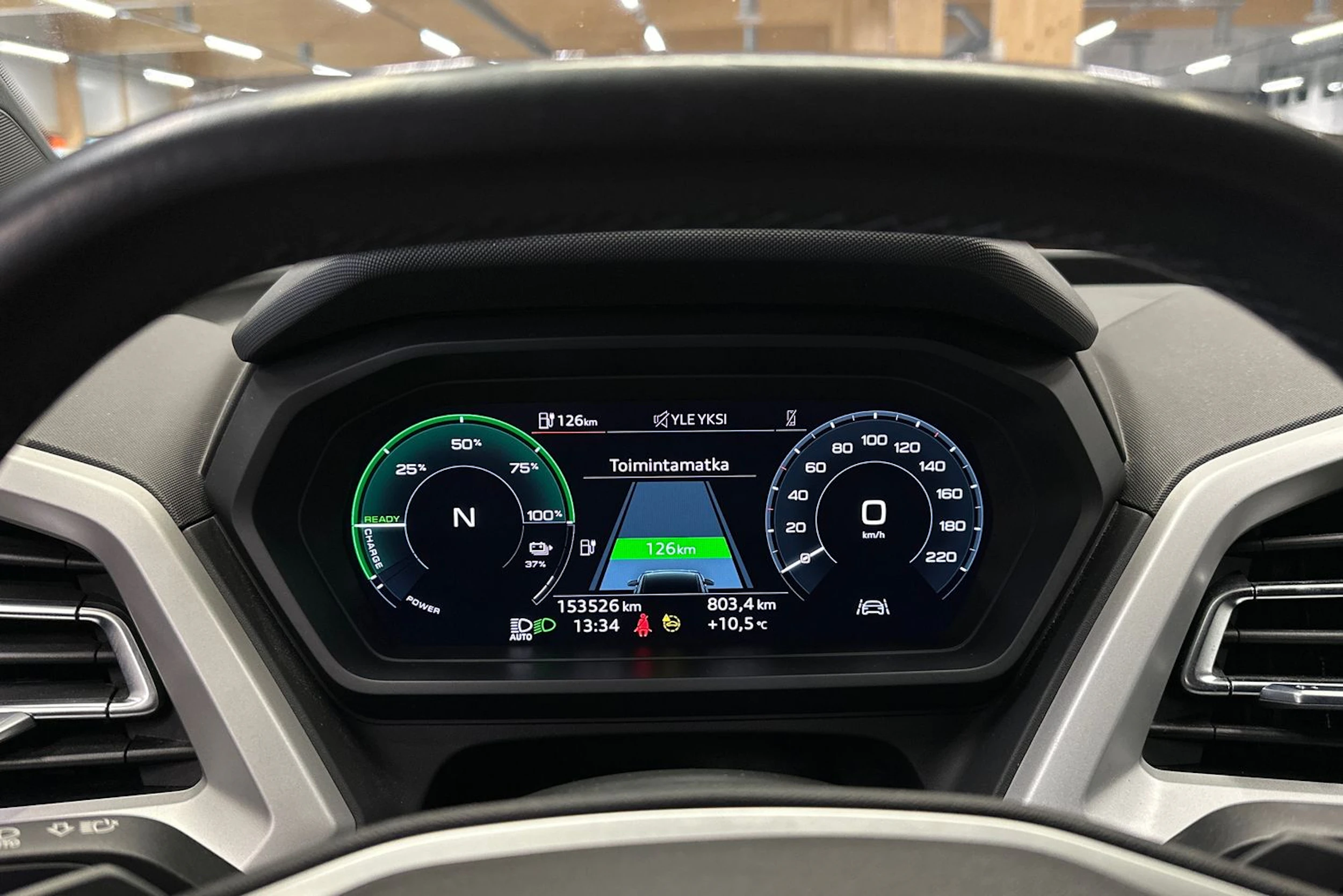 valkoinen Audi Q4 e-tron 2022 kuva 19.