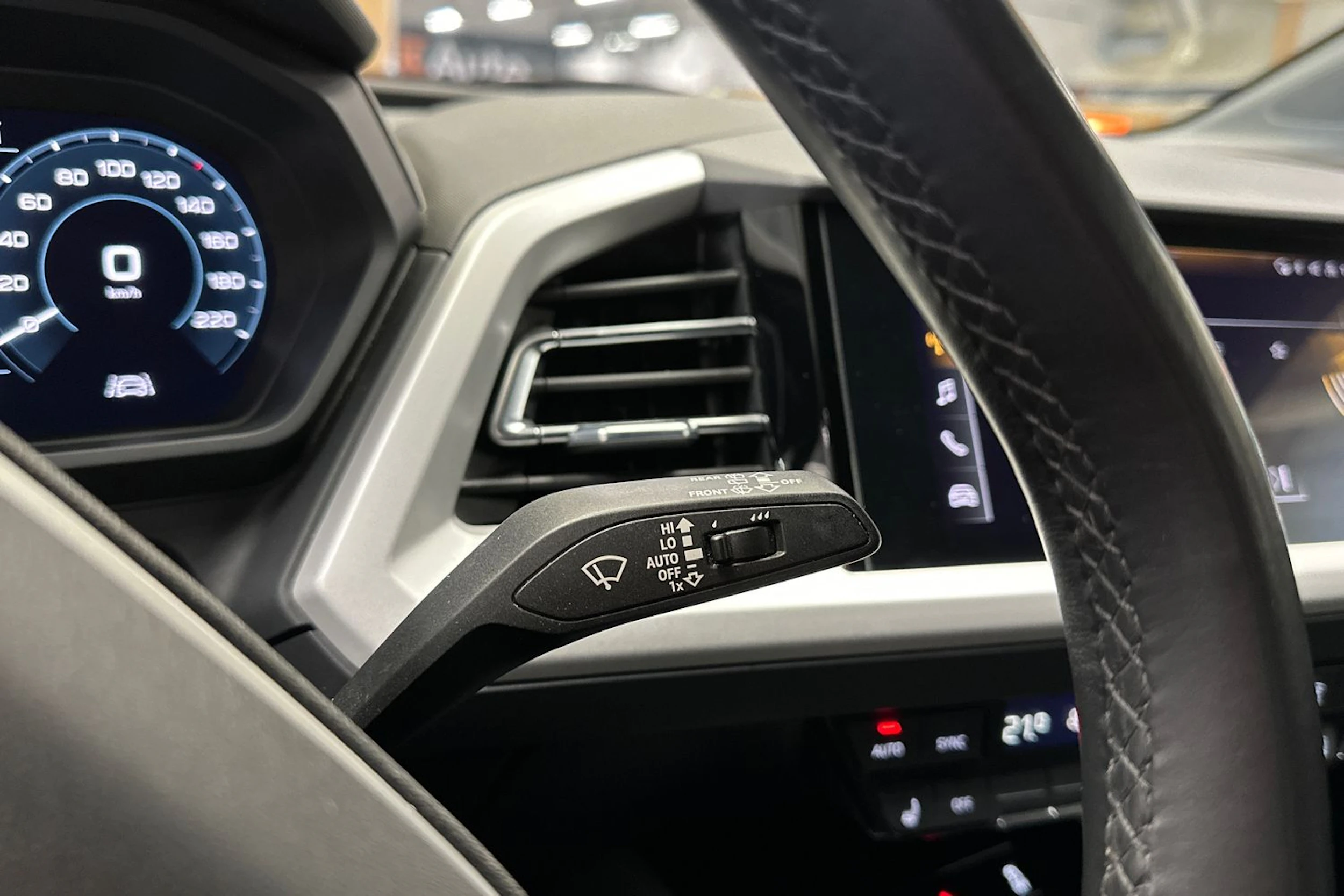 valkoinen Audi Q4 e-tron 2022 kuva 21.