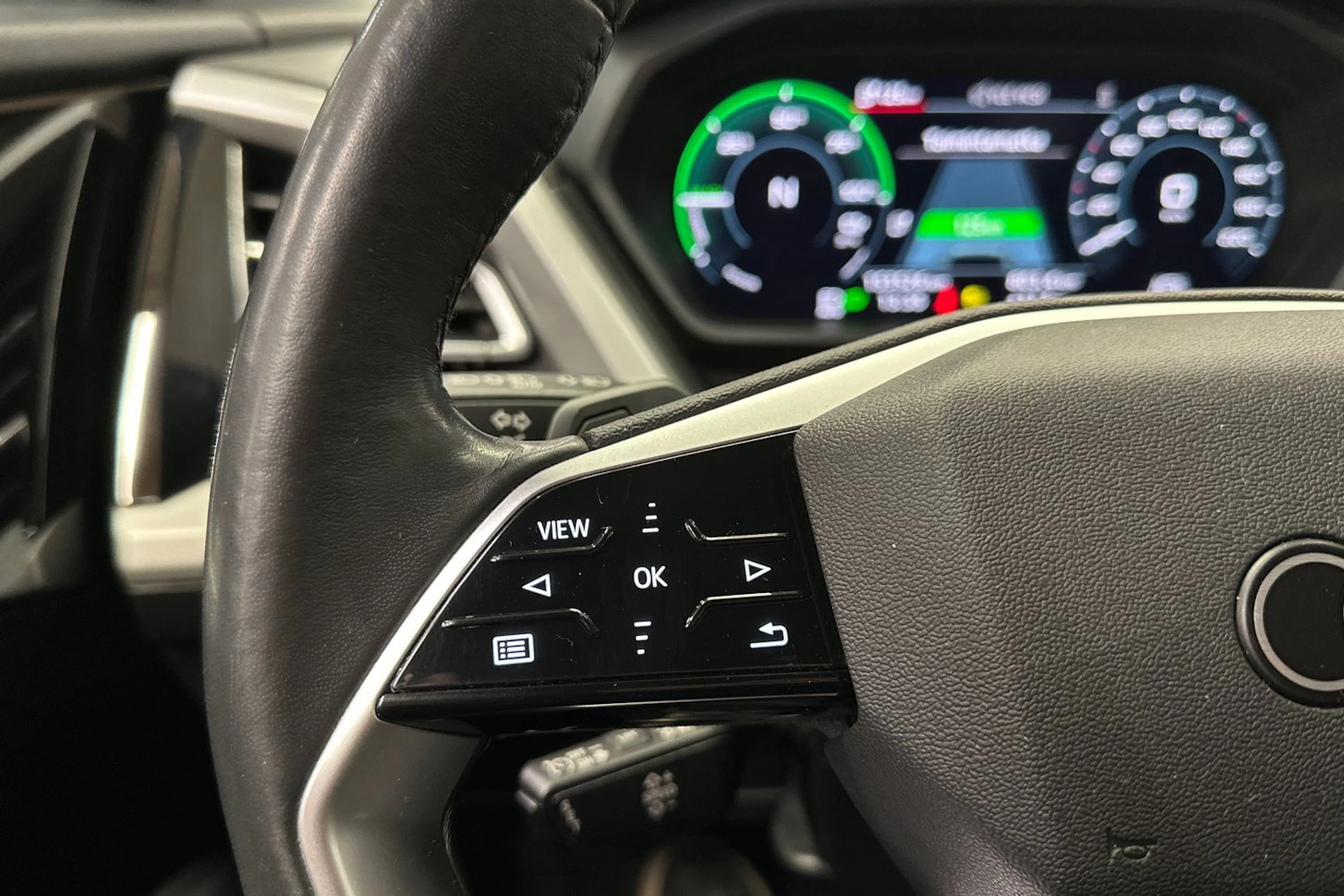 valkoinen Audi Q4 e-tron 2022 kuva 22.