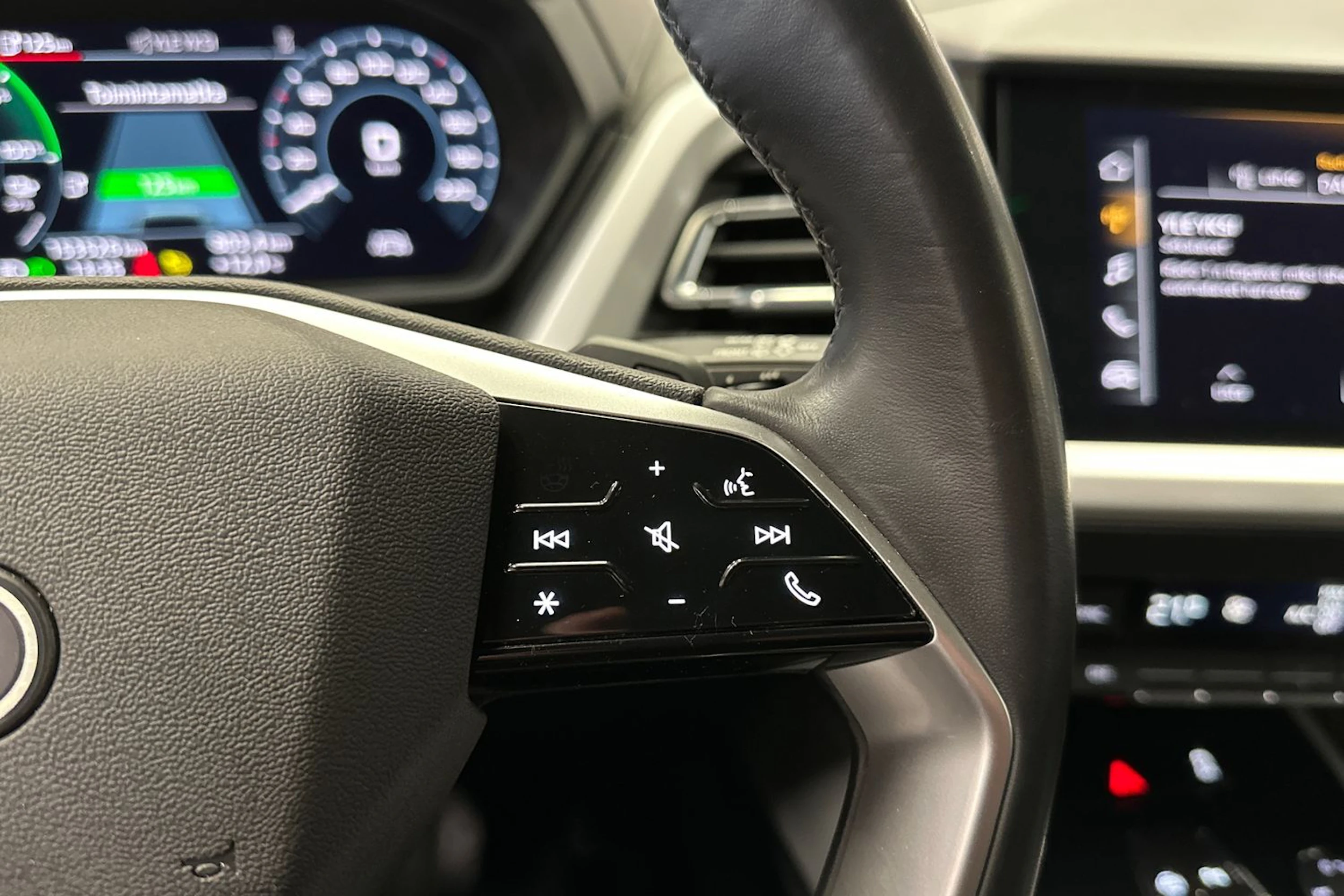 valkoinen Audi Q4 e-tron 2022 kuva 23.