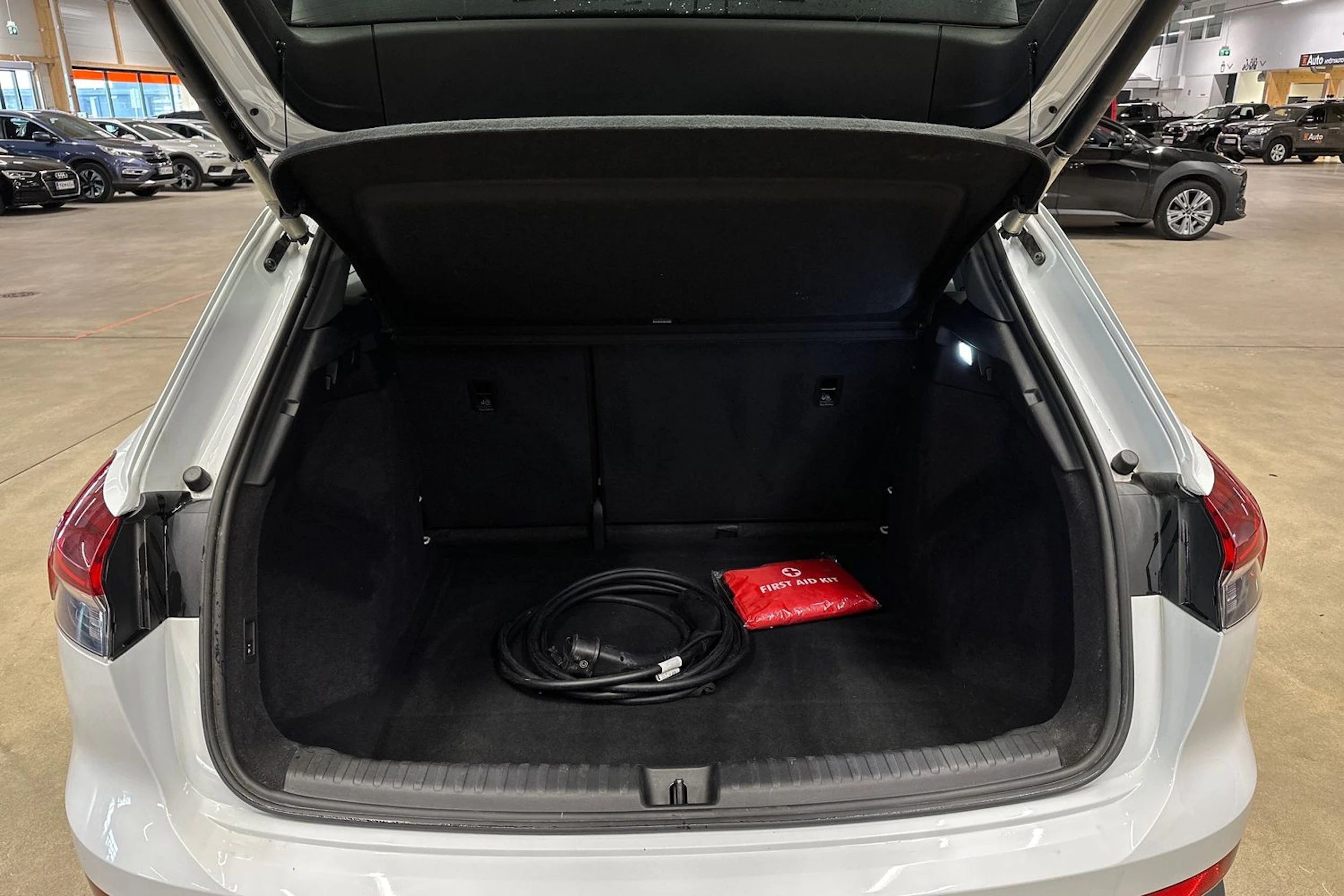 valkoinen Audi Q4 e-tron 2022 kuva 25.