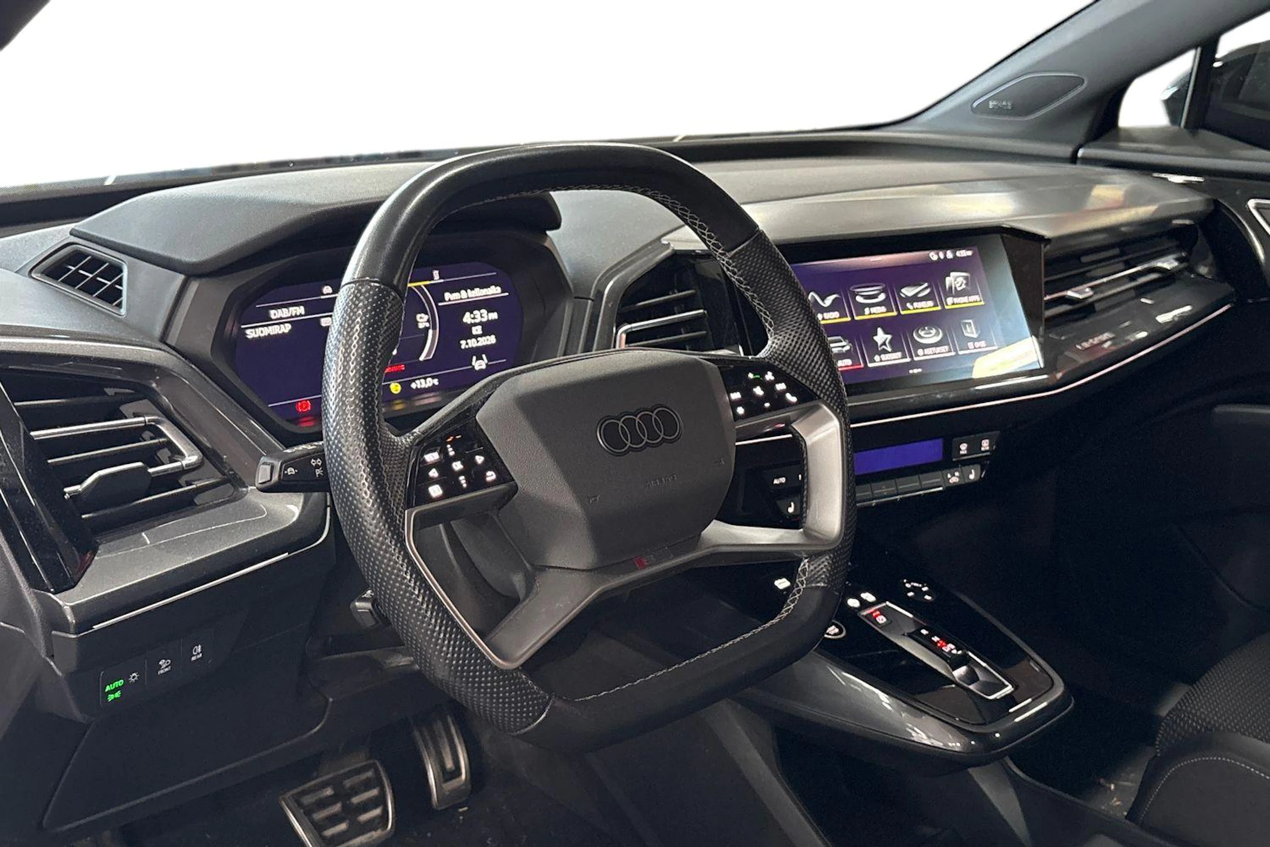 Musta Audi Q4 e-tron 2022 kuva 3.
