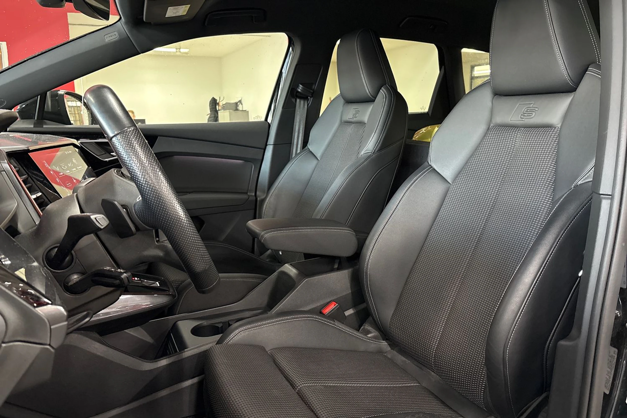 Musta Audi Q4 e-tron 2022 kuva 4.
