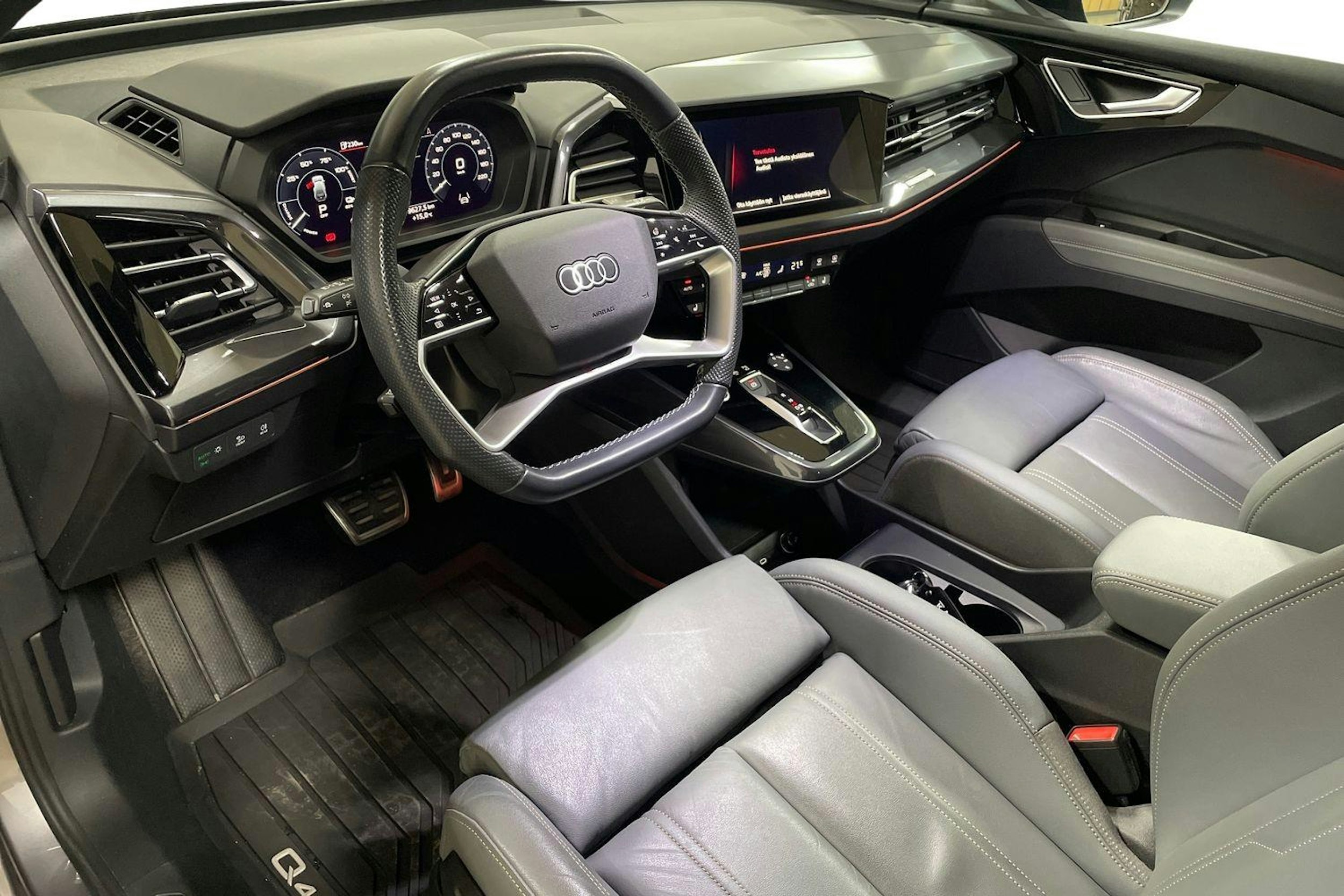 harmaa Audi Q4 e-tron 2022 kuva 8.