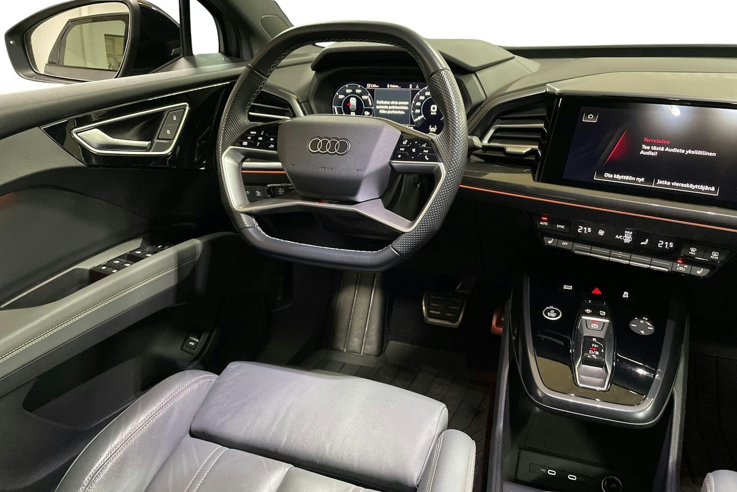 harmaa Audi Q4 e-tron 2022 kuva 9.