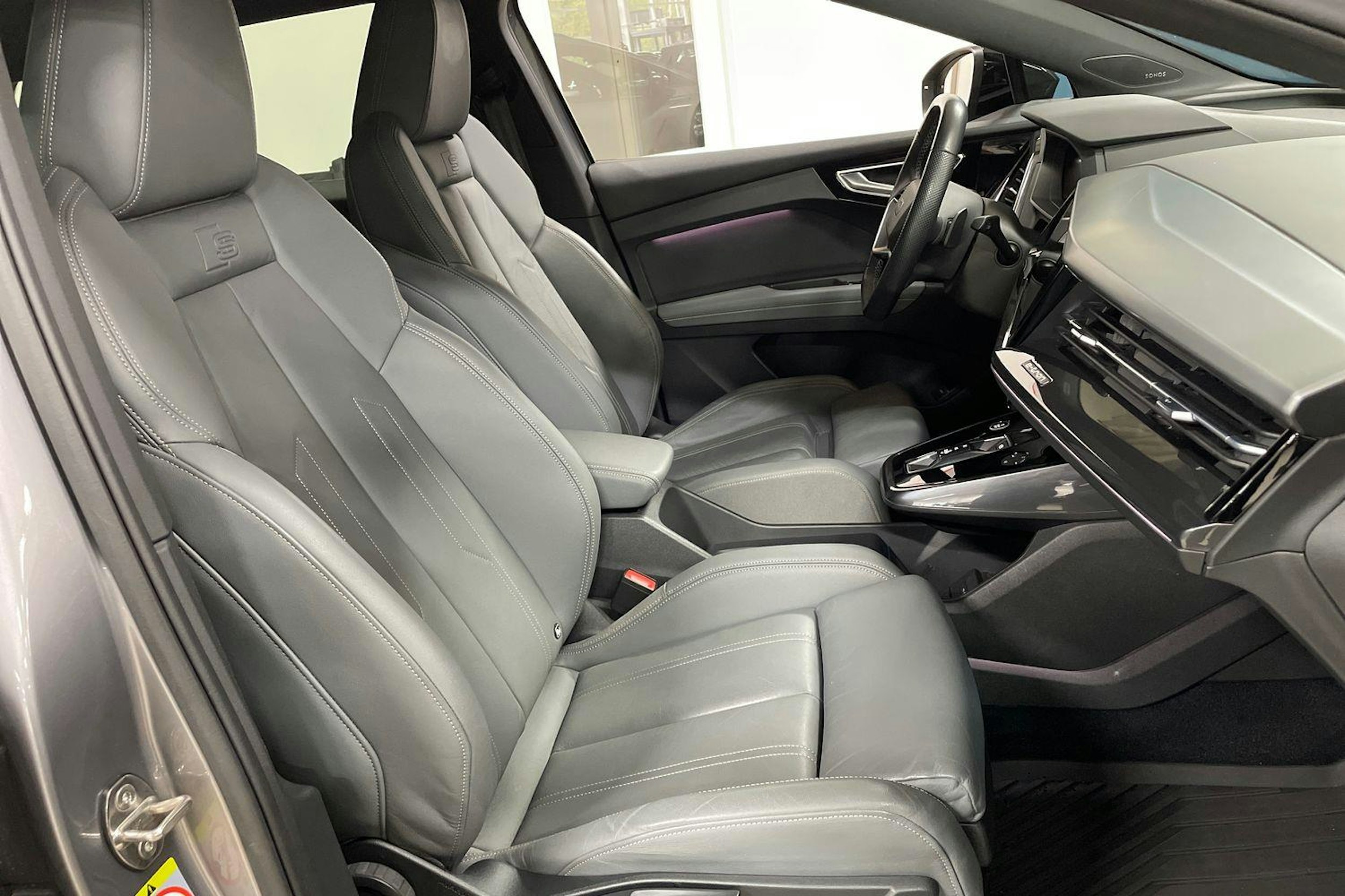 harmaa Audi Q4 e-tron 2022 kuva 10.
