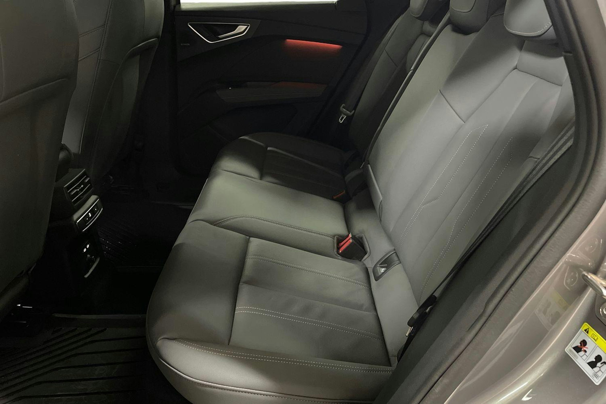 harmaa Audi Q4 e-tron 2022 kuva 11.