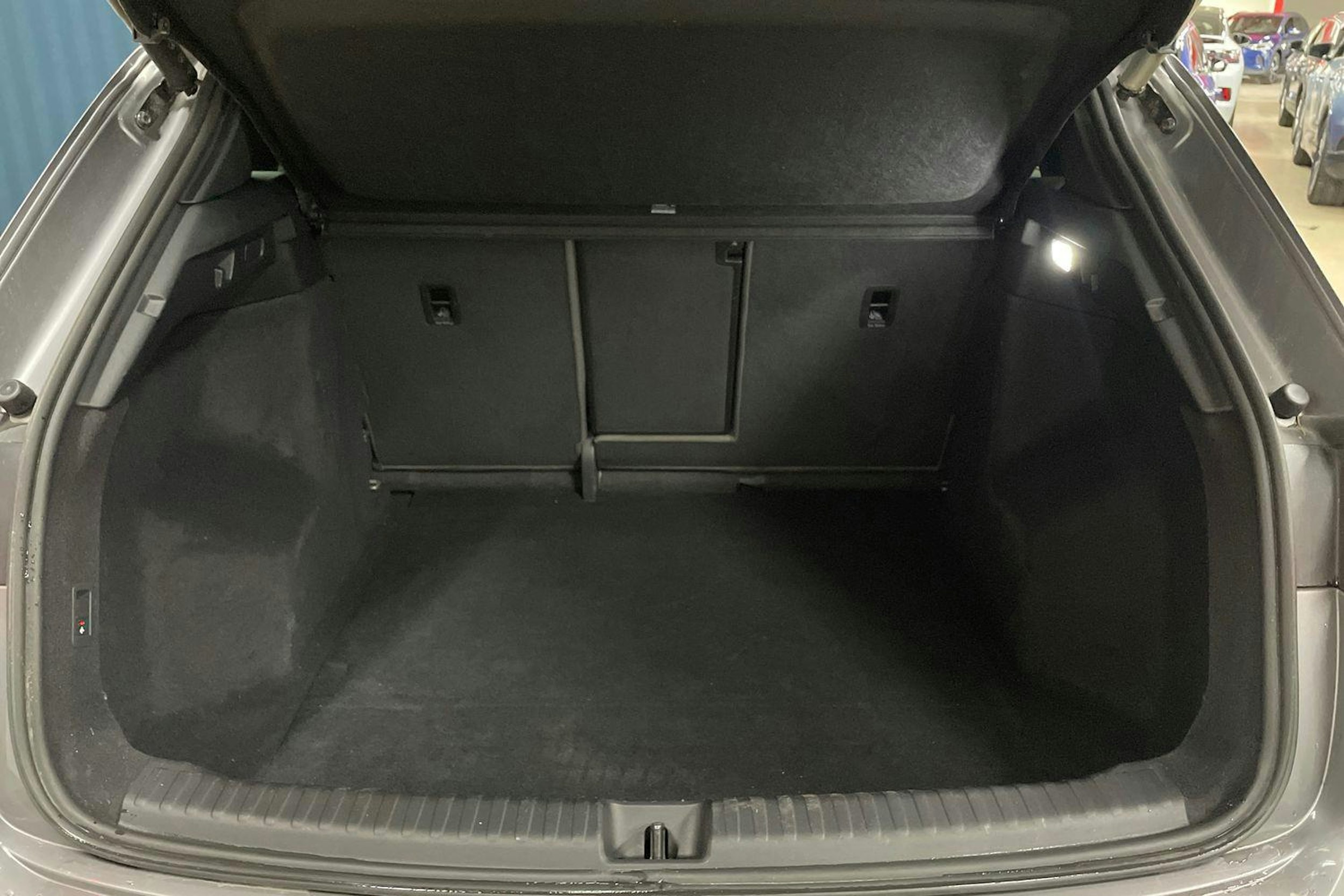 harmaa Audi Q4 e-tron 2022 kuva 13.